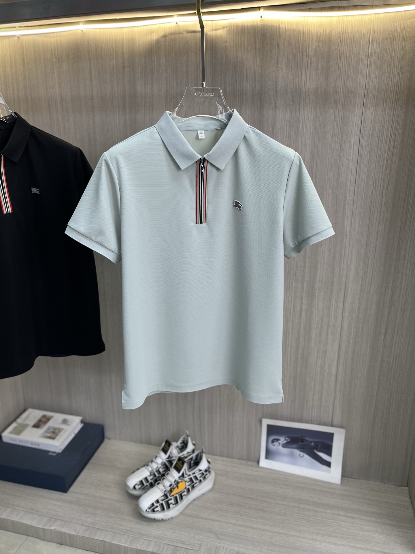 NO:846972,BURBERRY men's 2026 spring and summer new short-sleeved lapel polo shirt, men's elegant and stylish first choice in autumn and winter, long-sleeved lapel, high-end simple series of polo shirts that can be worn all year round!  The upper body is crisp and stylish, and it doesn’t look out of place when worn alone!  Size M-3XL, next day shipping, burberry, burberry, T-shirt,19860909BURBERRY巴宝莉 男款2026春夏新款短袖翻领Polo衫,男人秋冬季优雅高大尚首选单品长袖翻领,可以穿一整年的polo衫高端简约系列 ！上身挺括有型,单穿内搭毫无违和感！码数Ｍ-3XL,隔天出货,,burberry,burberry,T-shirt,,Men's clothing