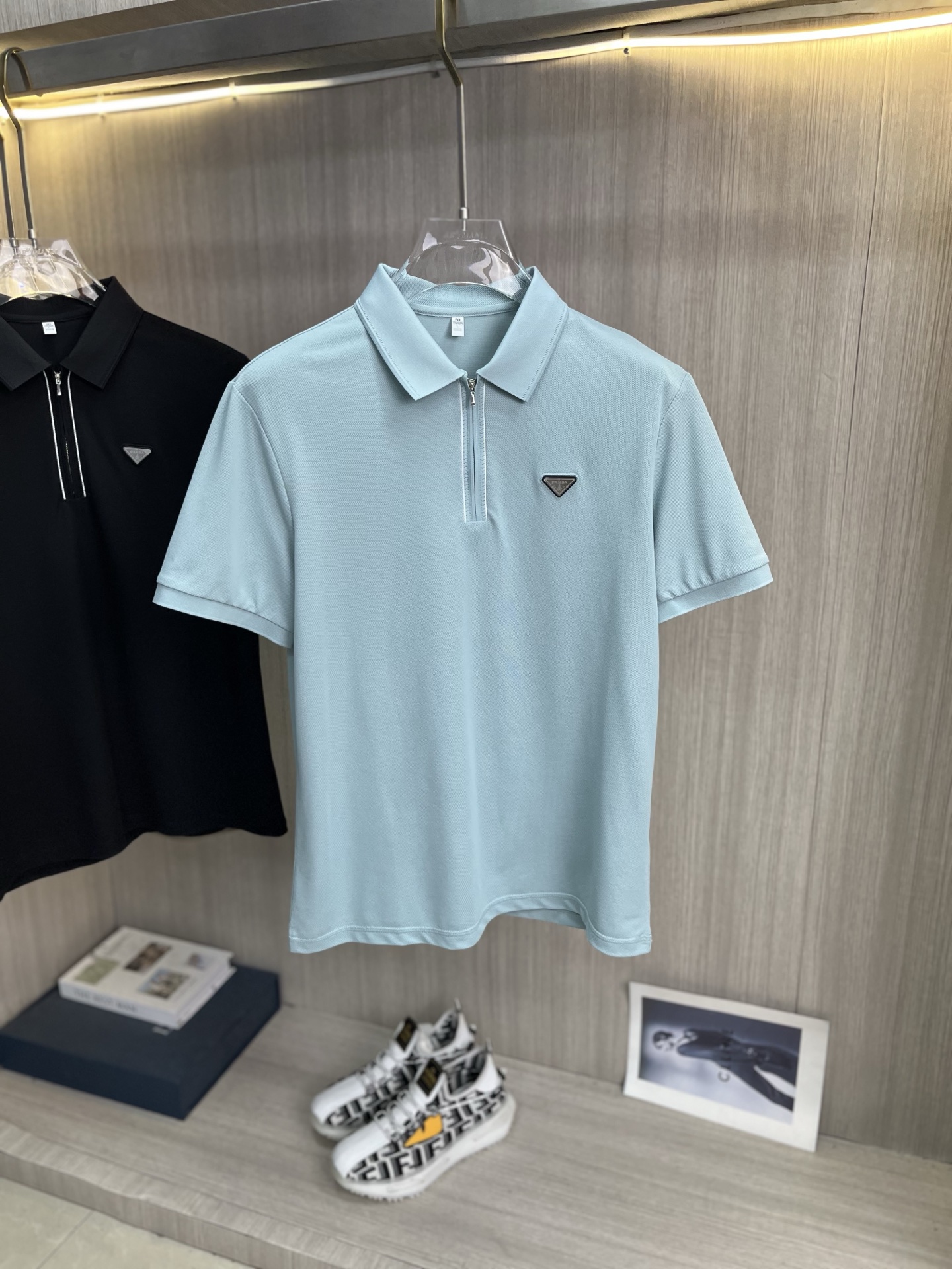 NO:846975,PRADA Men's 2026 spring and summer new short-sleeved lapel polo shirt, men's elegant and stylish first choice in autumn and winter long-sleeved lapel, high-end simple series of polo shirts that can be worn all year round!  The upper body is crisp and stylish, and it doesn’t look out of place when worn alone!  Size M-3XL, next day shipping, prada, prada, T-shirt,19860909PRADA普拉达 男款2026春夏新款短袖翻领Polo衫,男人秋冬季优雅高大尚首选单品长袖翻领,可以穿一整年的polo衫高端简约系列 ！上身挺括有型,单穿内搭毫无违和感！码数Ｍ-3XL,隔天出货,,prada,prada,T-shirt,,Men's clothing