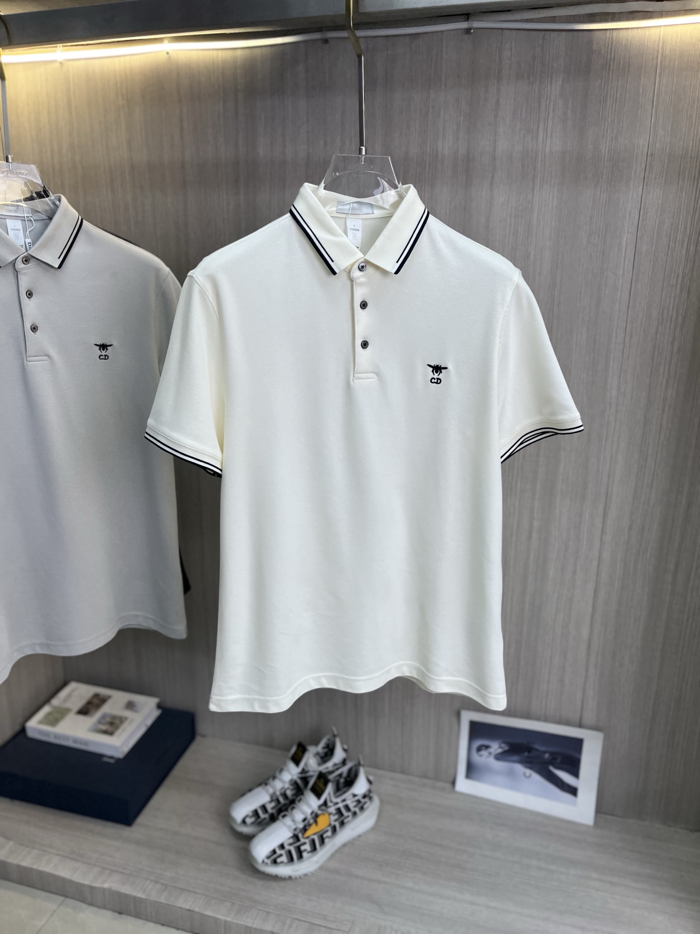 NO:846978,DIOR Dior men's 2026 spring and summer new short-sleeved lapel polo shirt, men's elegant and stylish first choice in autumn and winter, long-sleeved lapel, high-end simple series of polo shirts that can be worn all year round!  The upper body is crisp and stylish, and it doesn’t look out of place when worn alone!  Size M-3XL, next day shipping, dior, dior, T-shirt,19860909DIOR迪奥 男款2026春夏新款短袖翻领Polo衫,男人秋冬季优雅高大尚首选单品长袖翻领,可以穿一整年的polo衫高端简约系列 ！上身挺括有型,单穿内搭毫无违和感！码数Ｍ-3XL,隔天出货,,dior,dior,T-shirt,,Men's clothing