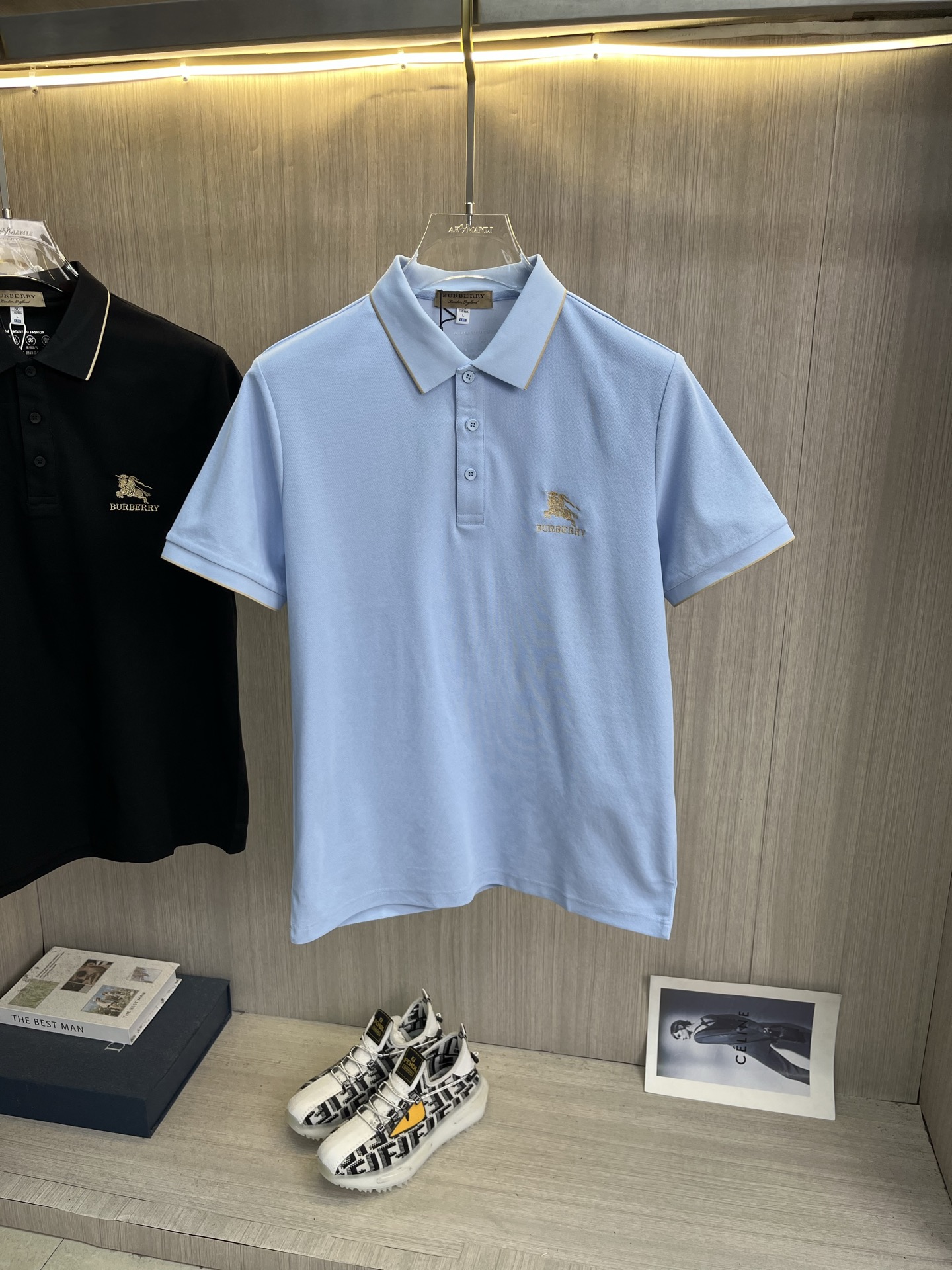 NO:937204,BURBERRY men's 2026 spring and summer new short-sleeved lapel polo shirt, men's elegant and stylish first choice in autumn and winter, long-sleeved lapel, high-end simple series of polo shirts that can be worn all year round!  The upper body is crisp and stylish, and it doesn’t look out of place when worn alone!  Size M-3XL, next day shipping, burberry, burberry, T-shirt,19860909BURBERRY巴宝莉 男款2026春夏新款短袖翻领Polo衫,男人秋冬季优雅高大尚首选单品长袖翻领,可以穿一整年的polo衫高端简约系列 ！上身挺括有型,单穿内搭毫无违和感！码数Ｍ-3XL,隔天出货,,burberry,burberry,T-shirt,,Men's clothing