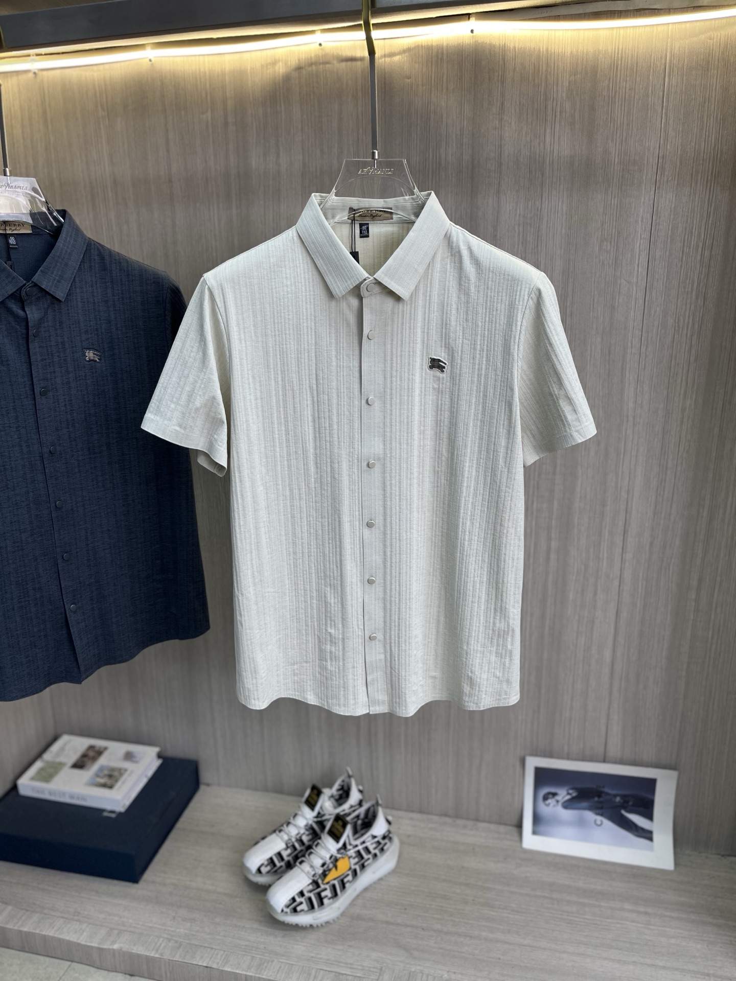 NO:910573,BURBERRY men's 2026 spring and summer new short-sleeved lapel polo shirt, men's elegant and stylish first choice in autumn and winter, long-sleeved lapel, high-end simple series of polo shirts that can be worn all year round!  The upper body is crisp and stylish, and it doesn’t look out of place when worn alone!  Size M-3XL, next day shipping, burberry, burberry, T-shirt,19860909BURBERRY巴宝莉 男款2026春夏新款短袖翻领Polo衫,男人秋冬季优雅高大尚首选单品长袖翻领,可以穿一整年的polo衫高端简约系列 ！上身挺括有型,单穿内搭毫无违和感！码数Ｍ-3XL,隔天出货,,burberry,burberry,T-shirt,,Men's clothing