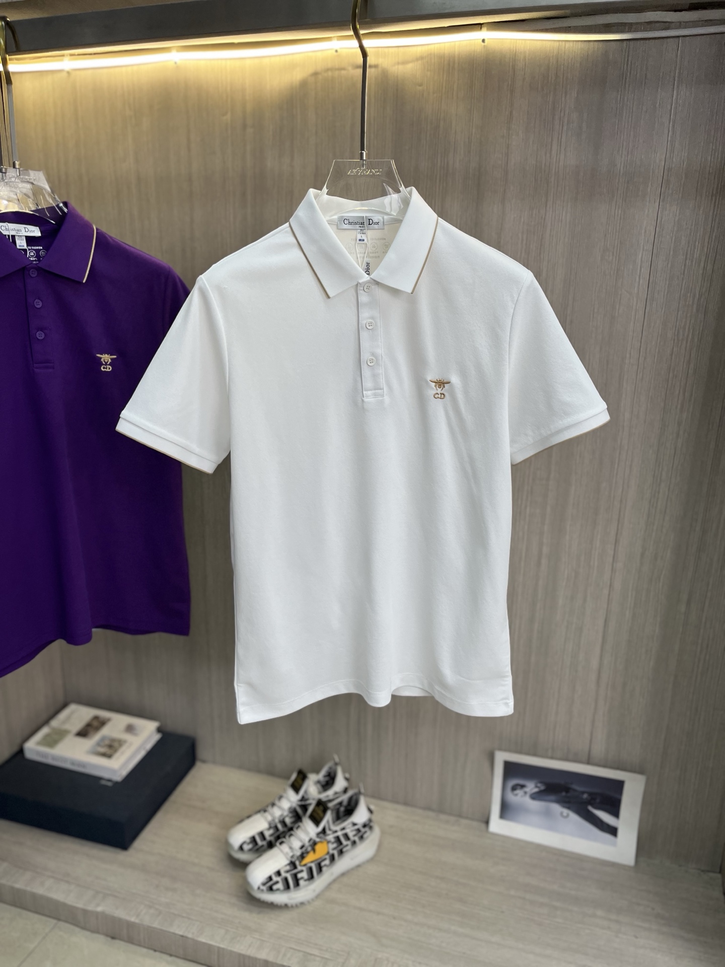 NO:937207,DIOR Dior men's 2026 spring and summer new short-sleeved lapel polo shirt, men's elegant and stylish first choice in autumn and winter, long-sleeved lapel, high-end simple series of polo shirts that can be worn all year round!  The upper body is crisp and stylish, and it doesn’t look out of place when worn alone!  Size M-3XL, next day shipping, dior, dior, T-shirt,19860909DIOR迪奥 男款2026春夏新款短袖翻领Polo衫,男人秋冬季优雅高大尚首选单品长袖翻领,可以穿一整年的polo衫高端简约系列 ！上身挺括有型,单穿内搭毫无违和感！码数Ｍ-3XL,隔天出货,,dior,dior,T-shirt,,Men's clothing