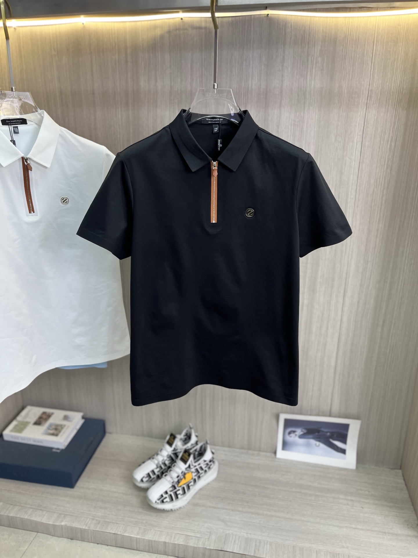 NO:937181,ZEGNA men's 2026 spring and summer new short-sleeved lapel polo shirt, men's elegant and stylish first choice in autumn and winter long-sleeved lapel, high-end simple series of polo shirts that can be worn all year round!  The upper body is crisp and stylish, and it doesn’t look out of place when worn alone!  Size M-3XL, next day shipping, zegna, T-shirt,19860909ZEGNA杰尼亚 男款2026春夏新款短袖翻领Polo衫,男人秋冬季优雅高大尚首选单品长袖翻领,可以穿一整年的polo衫高端简约系列 ！上身挺括有型,单穿内搭毫无违和感！码数Ｍ-3XL,隔天出货,,zegna,T-shirt,,Men's clothing