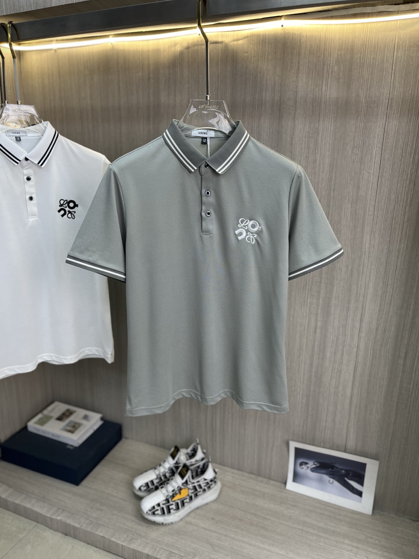 NO:937187,LOEWE men's 2026 spring and summer new short-sleeved lapel polo shirt, men's elegant and stylish first choice in autumn and winter long-sleeved lapel, high-end simple series of polo shirts that can be worn all year round!  The upper body is crisp and stylish, and it doesn’t look out of place when worn alone!  Size M-3XL, next day shipping, loewe, loewe, T-shirt,19860909LOEWE罗意威 男款2026春夏新款短袖翻领Polo衫,男人秋冬季优雅高大尚首选单品长袖翻领,可以穿一整年的polo衫高端简约系列 ！上身挺括有型,单穿内搭毫无违和感！码数Ｍ-3XL,隔天出货,,loewe,loewe,T-shirt,,Men's clothing