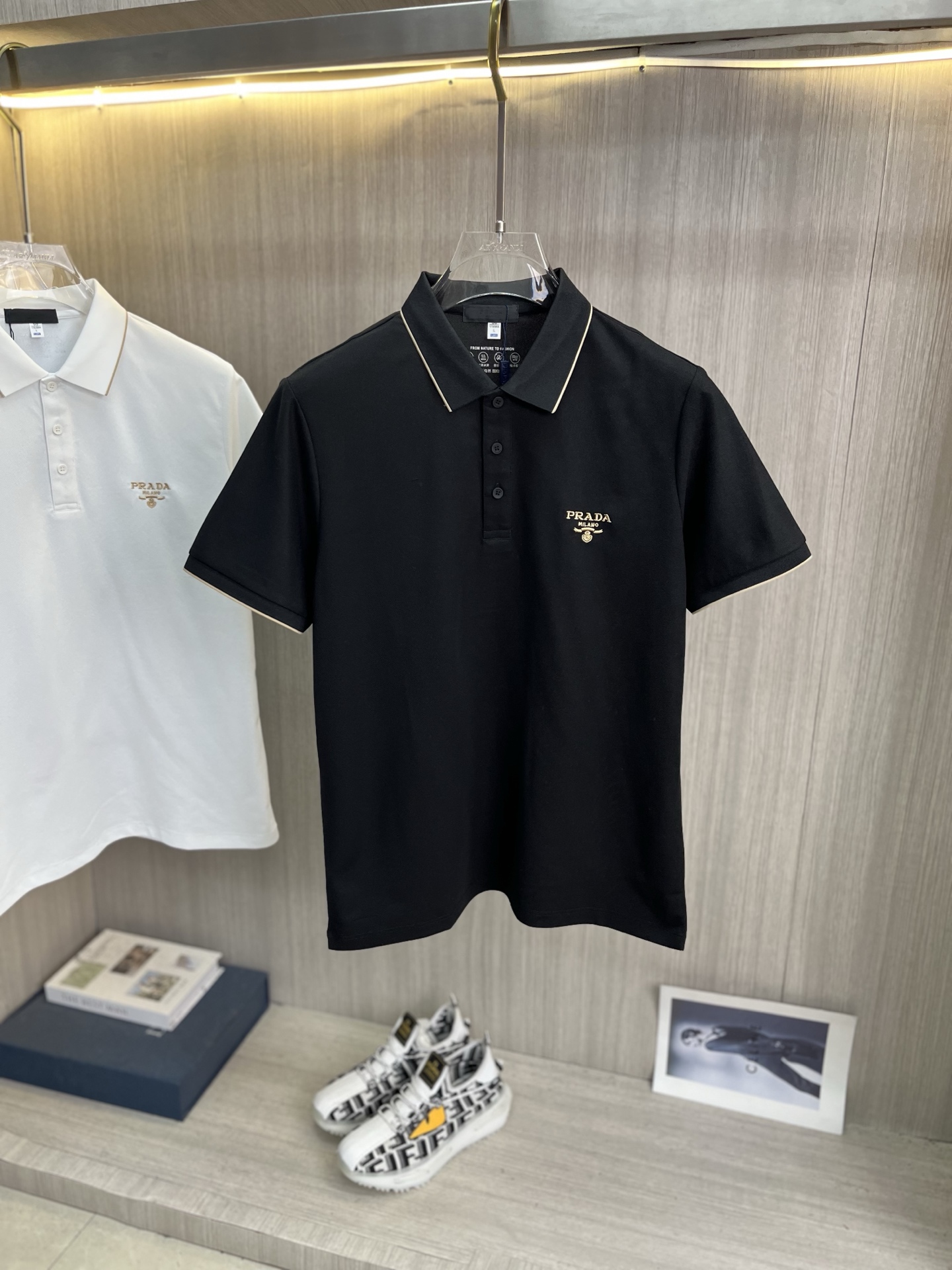 NO:910557,PRADA Men's 2026 spring and summer new short-sleeved lapel polo shirt, men's elegant and stylish first choice in autumn and winter long-sleeved lapel, high-end simple series of polo shirts that can be worn all year round!  The upper body is crisp and stylish, and it doesn’t look out of place when worn alone!  Size M-3XL, next day shipping, prada, prada, T-shirt,19860909PRADA普拉达 男款2026春夏新款短袖翻领Polo衫,男人秋冬季优雅高大尚首选单品长袖翻领,可以穿一整年的polo衫高端简约系列 ！上身挺括有型,单穿内搭毫无违和感！码数Ｍ-3XL,隔天出货,,prada,prada,T-shirt,,Men's clothing