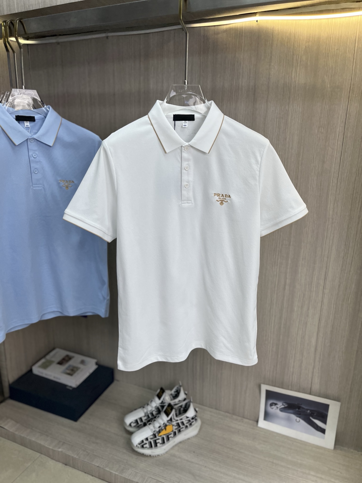 NO:937190,PRADA Men's 2026 spring and summer new short-sleeved lapel polo shirt, men's elegant and stylish first choice in autumn and winter long-sleeved lapel, high-end simple series of polo shirts that can be worn all year round!  The upper body is crisp and stylish, and it doesn’t look out of place when worn alone!  Size M-3XL, next day shipping, prada, prada, T-shirt,19860909PRADA普拉达 男款2026春夏新款短袖翻领Polo衫,男人秋冬季优雅高大尚首选单品长袖翻领,可以穿一整年的polo衫高端简约系列 ！上身挺括有型,单穿内搭毫无违和感！码数Ｍ-3XL,隔天出货,,prada,prada,T-shirt,,Men's clothing