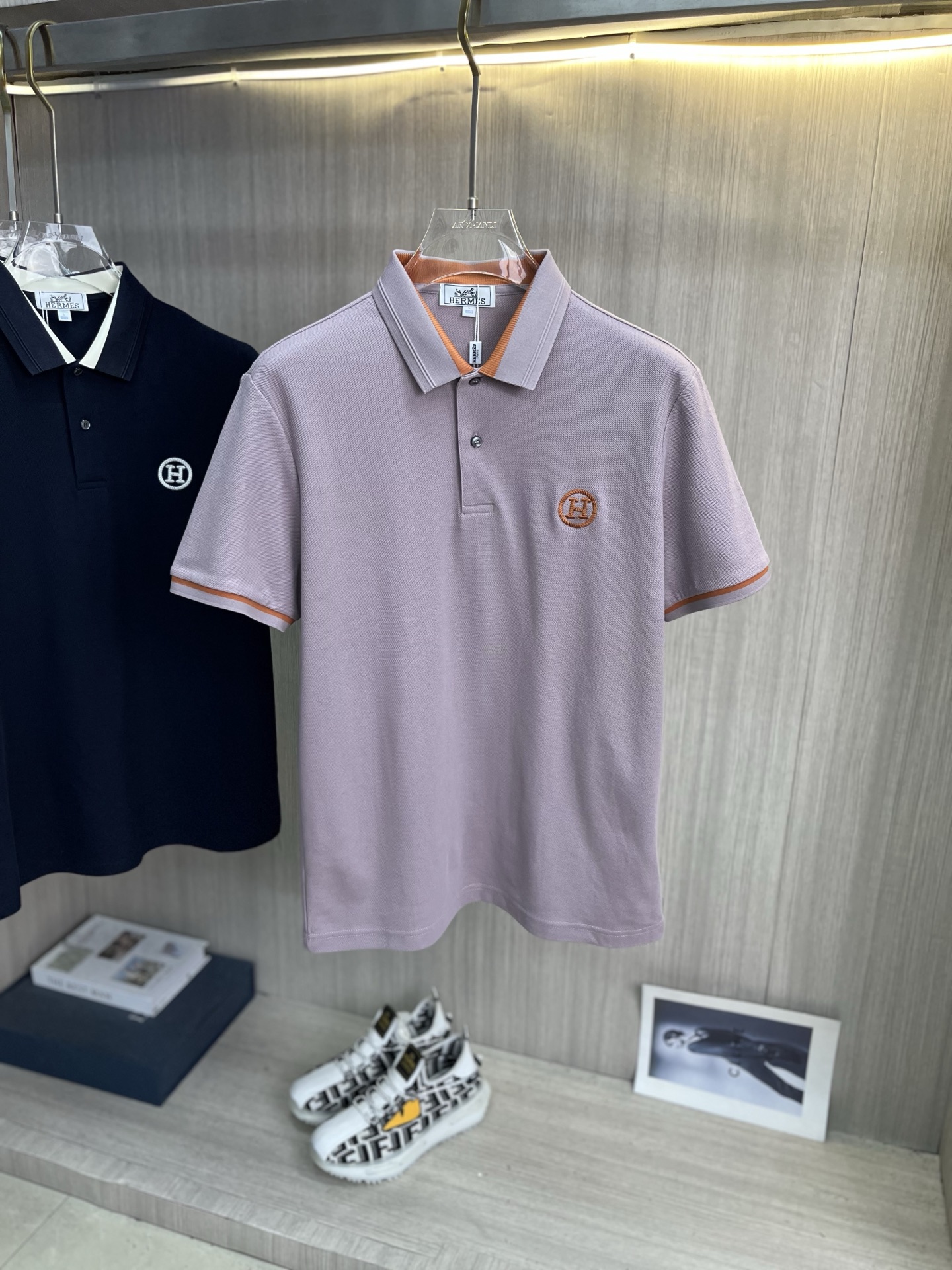 NO:937193,HERMES men's 2026 spring and summer new short-sleeved lapel polo shirt, men's elegant and stylish first choice in autumn and winter long-sleeved lapel, high-end simple series of polo shirts that can be worn all year round!  The upper body is crisp and stylish, and it doesn’t look out of place when worn alone!  Size M-3XL, next day shipping, hermes, hermes, T-shirt,19860909HERMES爱马仕 男款2026春夏新款短袖翻领Polo衫,男人秋冬季优雅高大尚首选单品长袖翻领,可以穿一整年的polo衫高端简约系列 ！上身挺括有型,单穿内搭毫无违和感！码数Ｍ-3XL,隔天出货,,hermes,hermes,T-shirt,,Men's clothing
