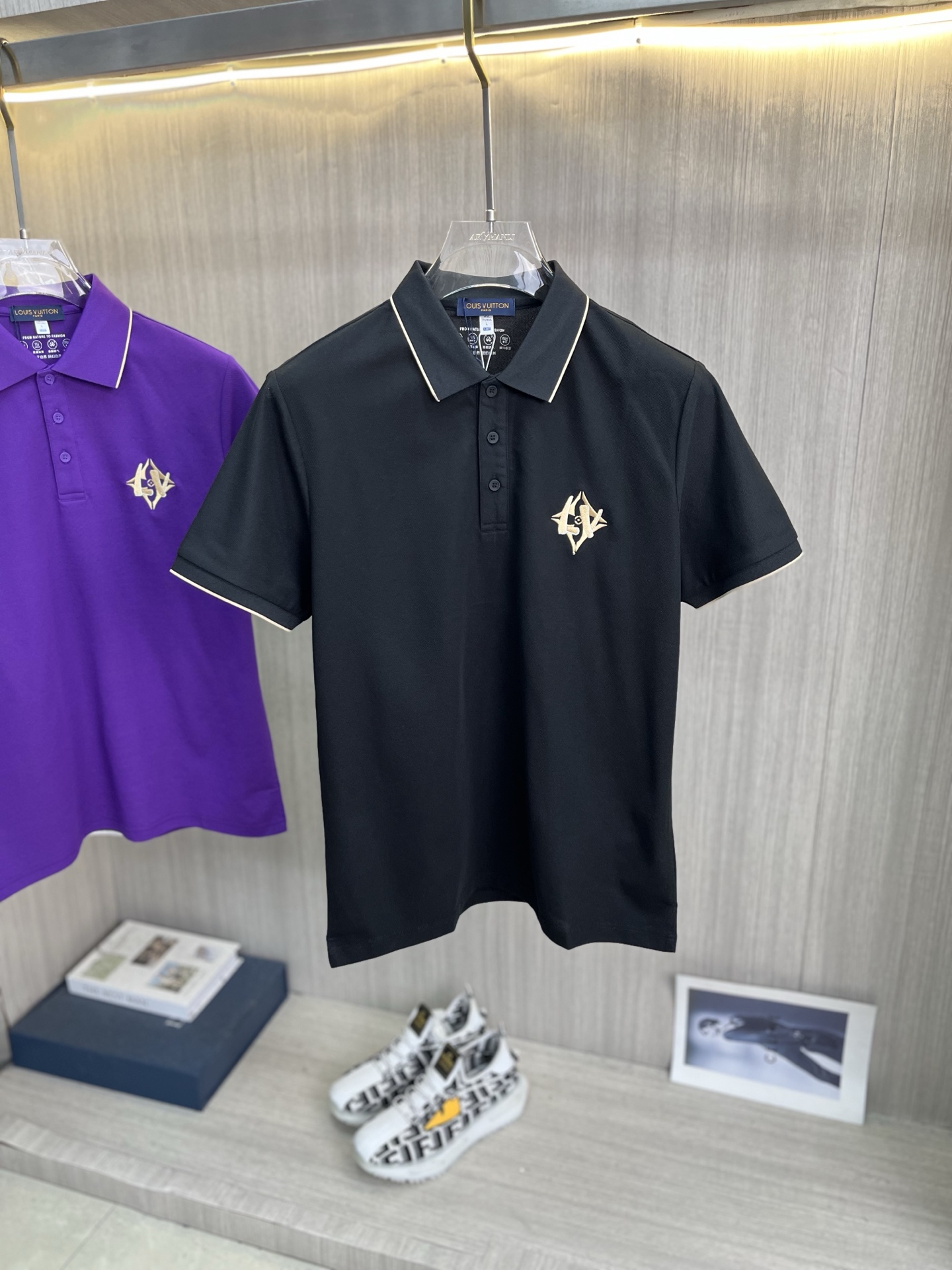 NO:910547,LV Louis Vuitton men's 2026 spring and summer new short-sleeved lapel polo shirt, men's elegant and stylish first choice in autumn and winter, long-sleeved lapel, high-end simple series of polo shirts that can be worn all year round!  The upper body is crisp and stylish, and it doesn’t look out of place when worn alone!  Size M-3XL, next day shipping, louis vuitton, louis vuitton, T-shirt,19860909LV路易威登 男款2026春夏新款短袖翻领Polo衫,男人秋冬季优雅高大尚首选单品长袖翻领,可以穿一整年的polo衫高端简约系列 ！上身挺括有型,单穿内搭毫无违和感！码数Ｍ-3XL,隔天出货,,louis vuitton,louis vuitton,T-shirt,,Men's clothing