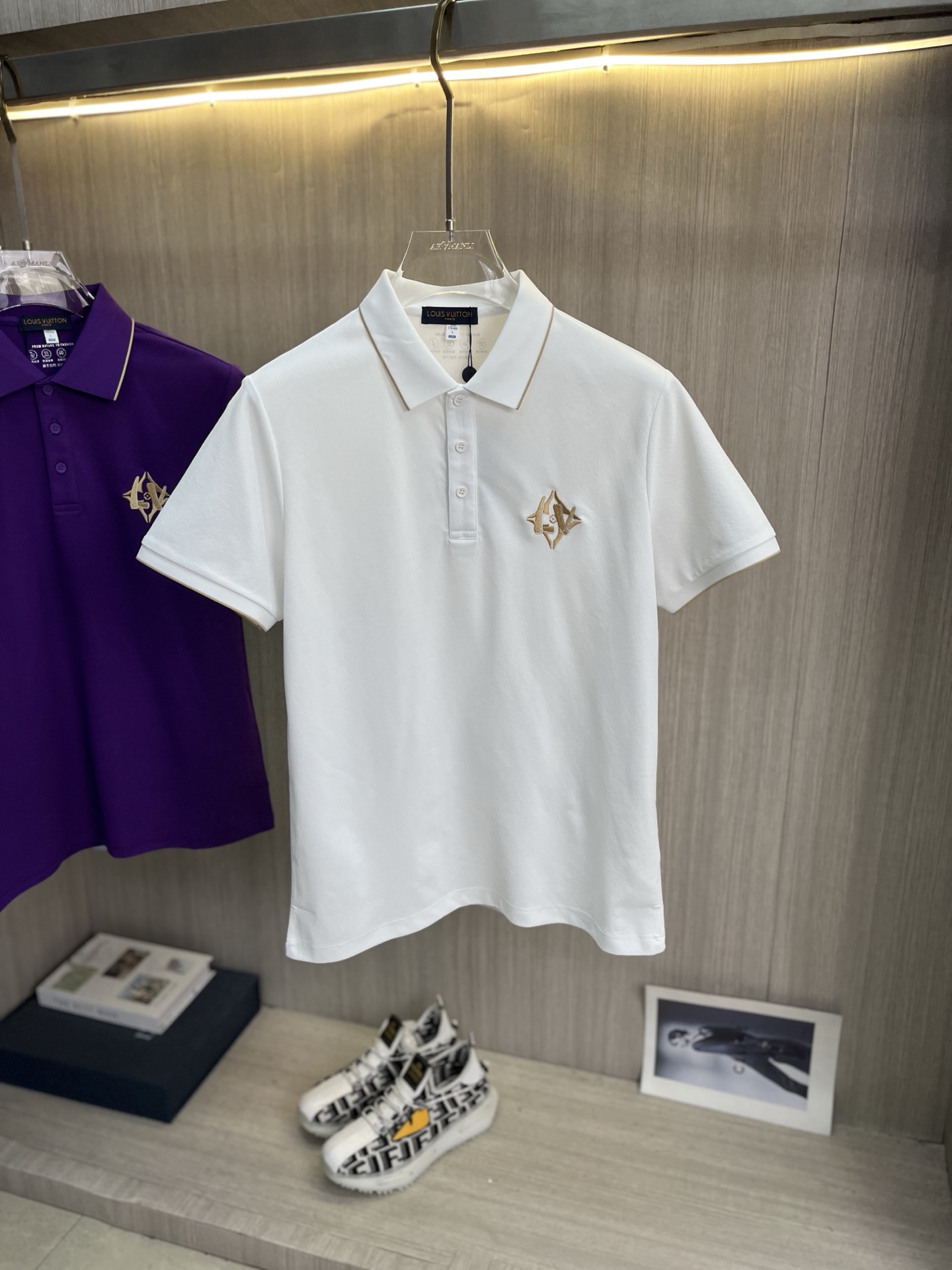 NO:910544,LV Louis Vuitton's new 2026 spring and summer short-sleeved lapel polo shirt is the elegant and stylish first choice for men in autumn and winter. It is a high-end simple series of polo shirts that can be worn all year round!  The upper body is crisp and stylish, and it doesn’t look out of place when worn alone!  Size M-3XL, next day shipping, louis vuitton, louis vuitton, T-shirt,19860909LV路易威登 款2026春夏新款短袖翻领Polo衫,男人秋冬季优雅高大尚首选单品长袖翻领,可以穿一整年的polo衫高端简约系列 ！上身挺括有型,单穿内搭毫无违和感！码数Ｍ-3XL,隔天出货,,louis vuitton,louis vuitton,T-shirt,,Men's clothing