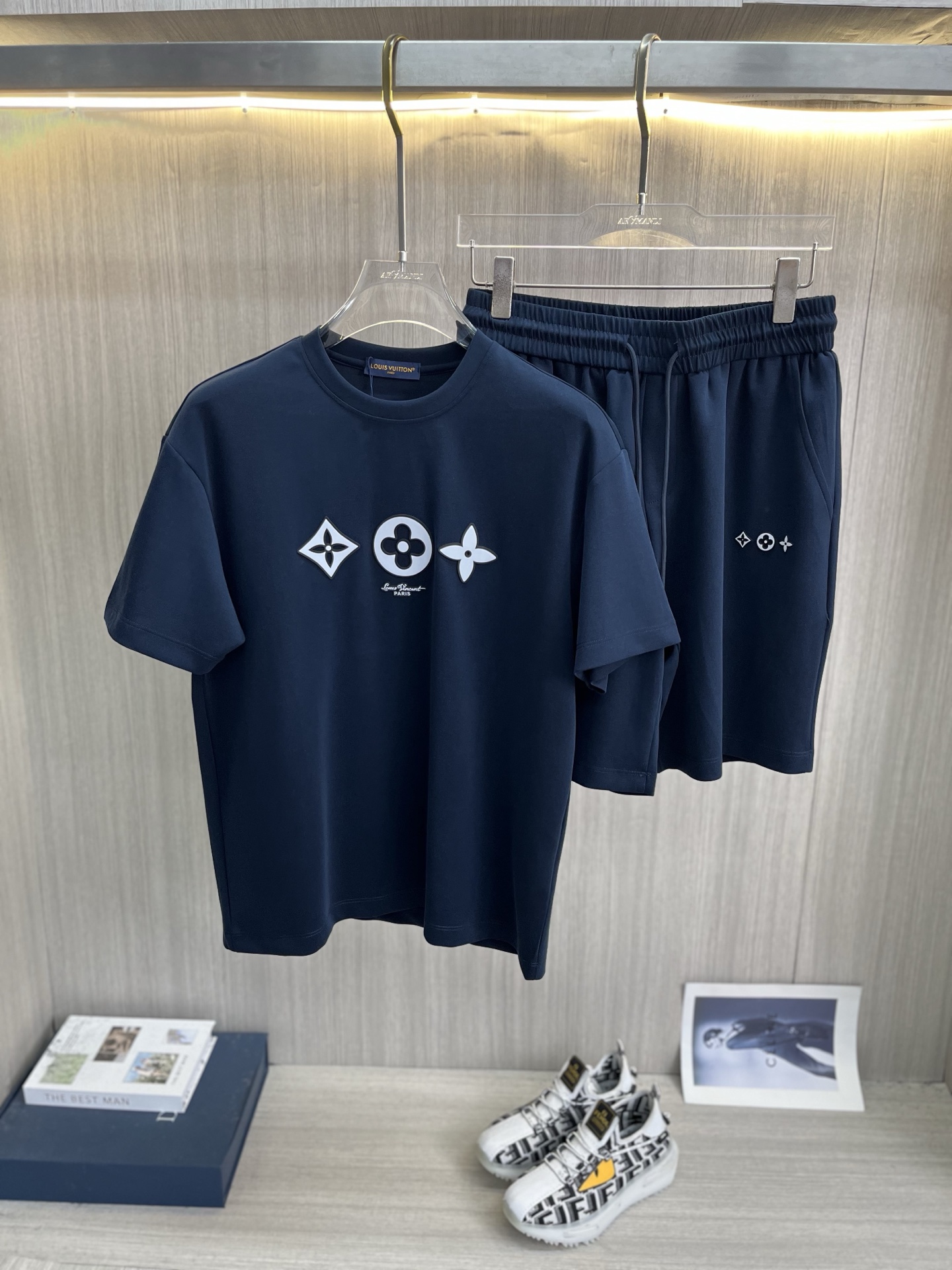 NO:855599,LV Louis Vuitton's new men's round neck short-sleeved shorts suit series!  Full of high-end feel!  The details are exquisite and high-end, and the air layer fabric is three-dimensional and exquisite. The fabric is stiff, anti-wrinkle and wear-resistant, moisture-absorbent, quick-drying and breathable, neat and stylish. Size M-3XL,, louis vuitton, louis vuitton, shorts, T-shirt,19860909LV路易威登 新款男士圆领短袖短裤套装系列！高级感满满！细节精致高档,空气层面料 立体精致细腻.面料挺括抗皱耐磨,吸湿速干透气,利落有型. 码数M-3XL,,louis vuitton,louis vuitton,shorts,T-shirt,,Men's clothing