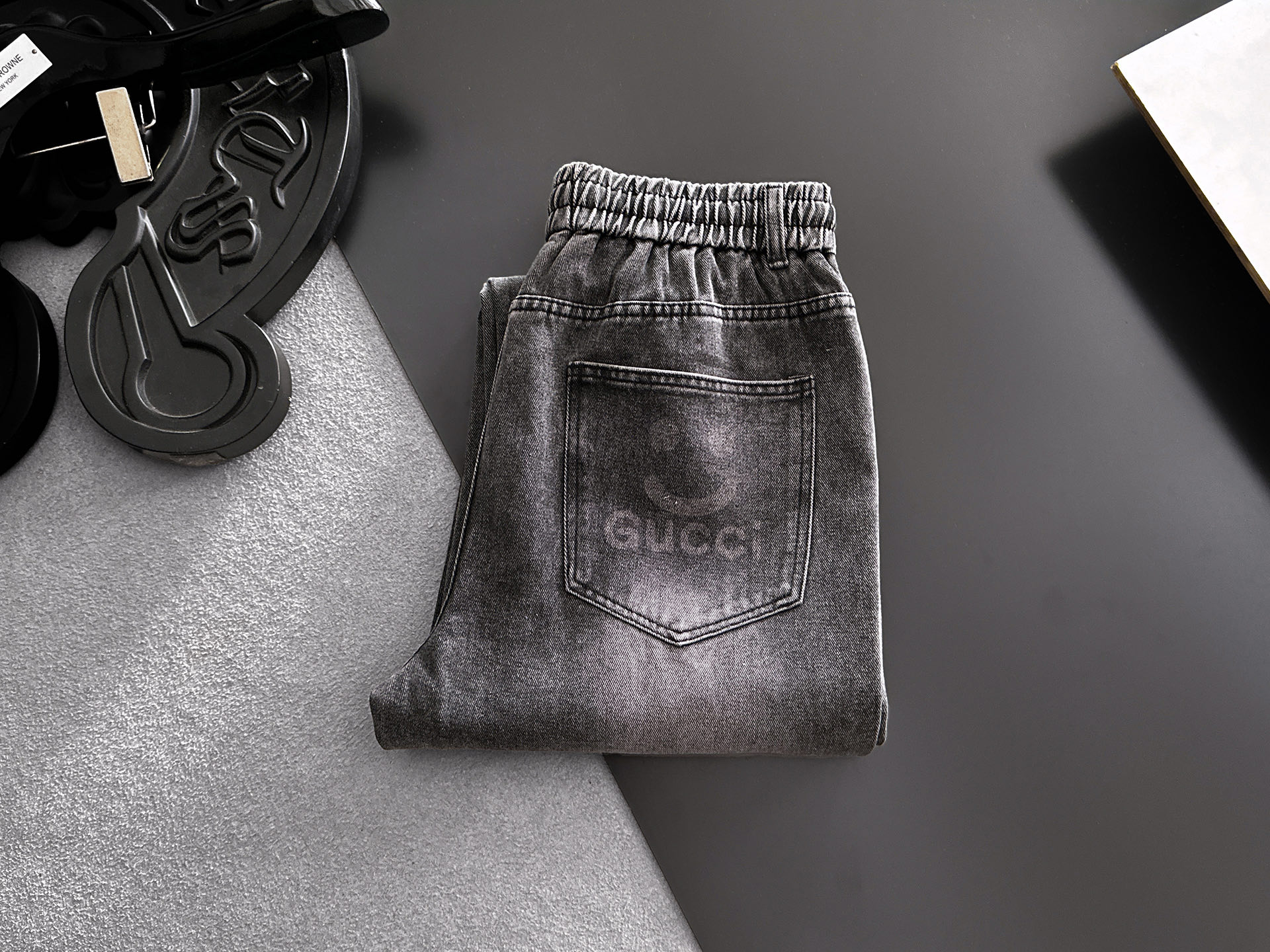 NO:846961,GUCCI Gucci 2026 new men's jeans. The fabric has good elasticity. Exclusively available on the official website. Fashionable and elegant. Heavy craftsmanship design. Using original color yeast washing process. Selected imported heavy denim denim fabric. Equipped with counter hardware decoration. Genuine leather label. Exquisite stitching. Big brand style. Worth owning. Size M-3XL, shipped next day,,gucci,jeans,19860909GUCCI古奇 2026新品男士牛仔裤 面料弹性好.独家发售 官网同步 时尚优雅 重工艺设计.采用原色酵母水洗工艺 精选进口重磅丹宁牛仔面料 配专柜五金装饰 真皮皮牌 精致车线 大牌风范 值得拥有.码数M-3XL,隔天出货,,gucci,jeans,,Men's clothing