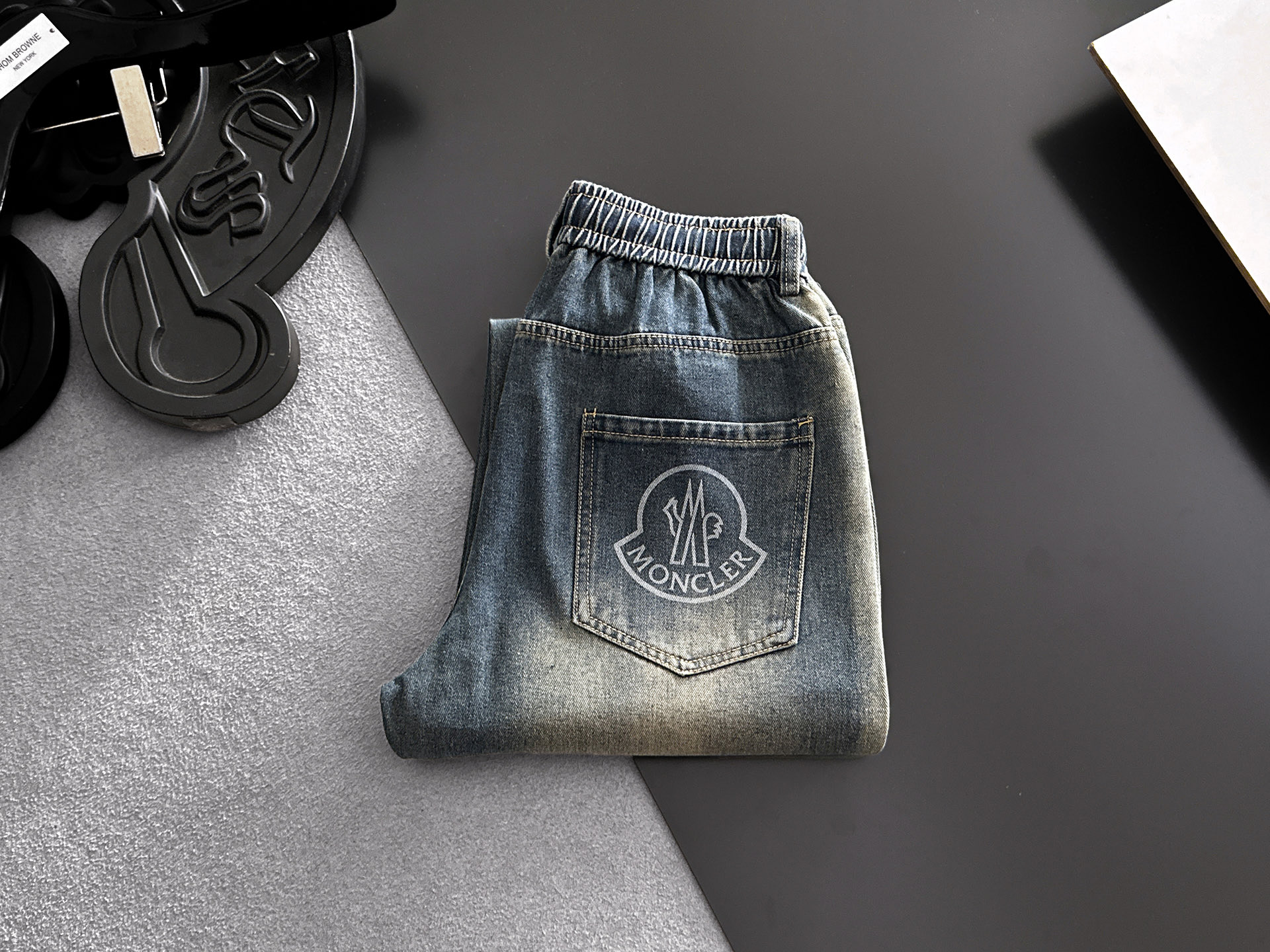 NO:846963,MONCLER 2026 new men's jeans with good elasticity. Exclusively available on the official website. Fashionable and elegant. Heavy craftsmanship design. Using original color yeast washing process. Selected imported heavy denim denim fabric. Equipped with counter hardware decoration. Genuine leather label. Exquisite stitching. Big brand style. Worth owning. Size M-3XL, shipped next day, Moncler, jeans,19860909MONCLER蒙口 2026新品男士牛仔裤 面料弹性好.独家发售 官网同步 时尚优雅 重工艺设计.采用原色酵母水洗工艺 精选进口重磅丹宁牛仔面料 配专柜五金装饰 真皮皮牌 精致车线 大牌风范 值得拥有.码数M-3XL,隔天出货,,Moncler,jeans,,Men's clothing
