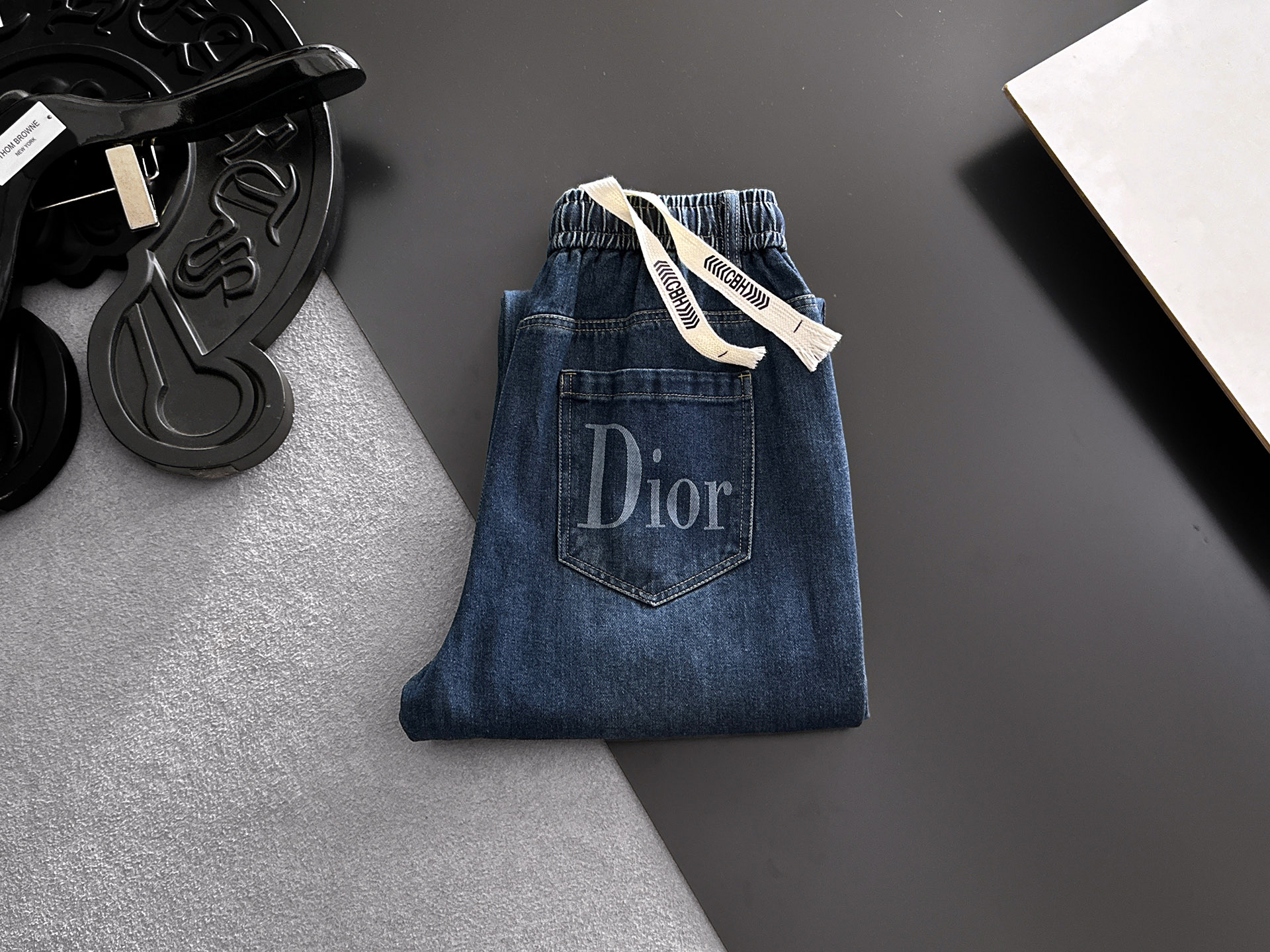 NO:916277,DIOR Dior's 2026 new men's jeans have good elasticity. Exclusively available on the official website. Fashionable and elegant. Designed with heavy craftsmanship. Using original color yeast washing process. Selected imported heavyweight denim denim fabric. Equipped with counter hardware decoration. Genuine leather label. Exquisite stitching. Big brand style. Worth owning. Size M-3XL, shipped next day, dior, dior, jeans,19860909DIOR迪奥 2026新品男士牛仔裤 面料弹性好.独家发售 官网同步 时尚优雅 重工艺设计.采用原色酵母水洗工艺 精选进口重磅丹宁牛仔面料 配专柜五金装饰 真皮皮牌 精致车线 大牌风范 值得拥有.码数M-3XL,隔天出货,,dior,dior,jeans,,Men's clothing