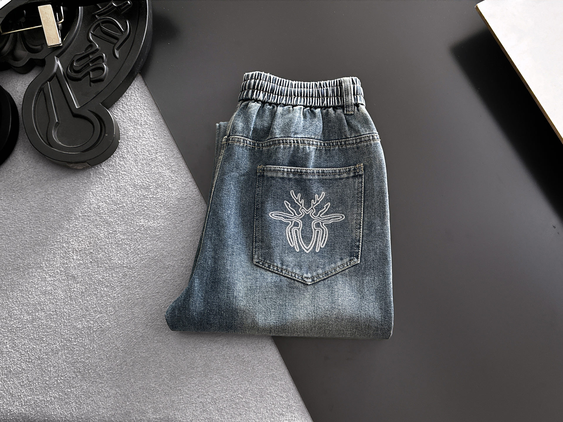NO:846965,DIOR Dior's 2026 new men's jeans are made of good elasticity. Exclusively available on the official website. Fashionable and elegant. Heavy craftsmanship design. Using original color yeast washing process. Selected imported heavy denim denim fabric. Equipped with counter hardware decoration. Genuine leather label. Exquisite stitching. Big brand style. Worth owning. Size M-3XL, shipped next day, dior, dior, jeans,19860909DIOR迪奥 2026新品男士牛仔裤 面料弹性好.独家发售 官网同步 时尚优雅 重工艺设计.采用原色酵母水洗工艺 精选进口重磅丹宁牛仔面料 配专柜五金装饰 真皮皮牌 精致车线 大牌风范 值得拥有.码数M-3XL,隔天出货,,dior,dior,jeans,,Men's clothing