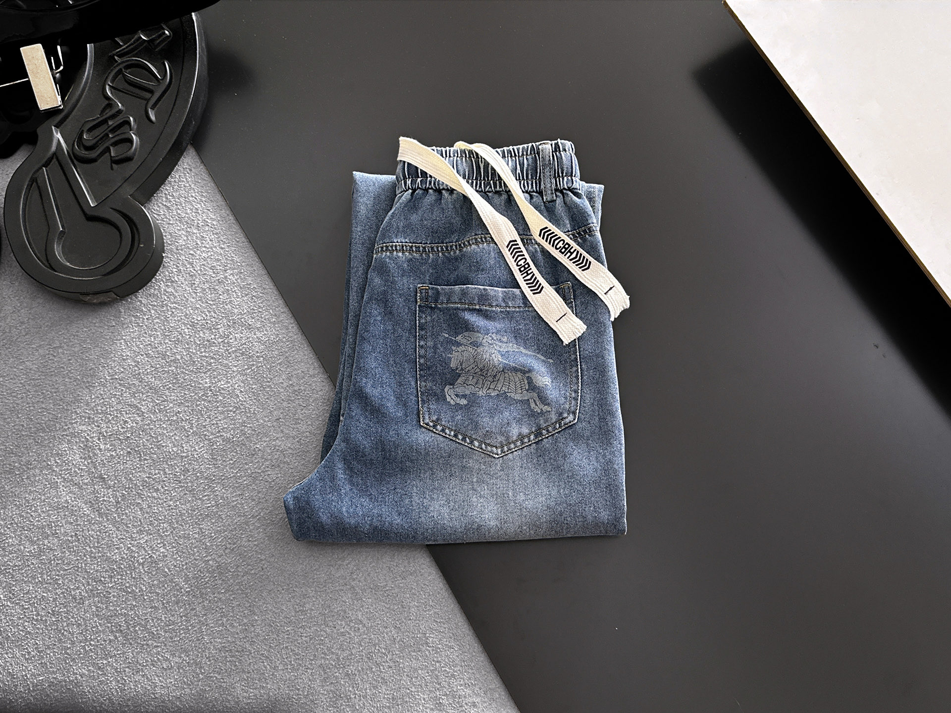 NO:846967,BURBERRY 2026 new men's jeans. The fabric has good elasticity. Exclusively available on the official website. Fashionable and elegant. Heavy craftsmanship design. Using original color yeast washing process. Selected imported heavyweight denim denim fabric. Equipped with counter hardware decoration. Genuine leather label. Exquisite stitching. Big brand style. Worth owning. Size M-3XL, shipped next day, burberry, burberry, jeans,19860909BURBERRY巴宝莉 2026新品男士牛仔裤 面料弹性好.独家发售 官网同步 时尚优雅 重工艺设计.采用原色酵母水洗工艺 精选进口重磅丹宁牛仔面料 配专柜五金装饰 真皮皮牌 精致车线 大牌风范 值得拥有.码数M-3XL,隔天出货,,burberry,burberry,jeans,,Men's clothing