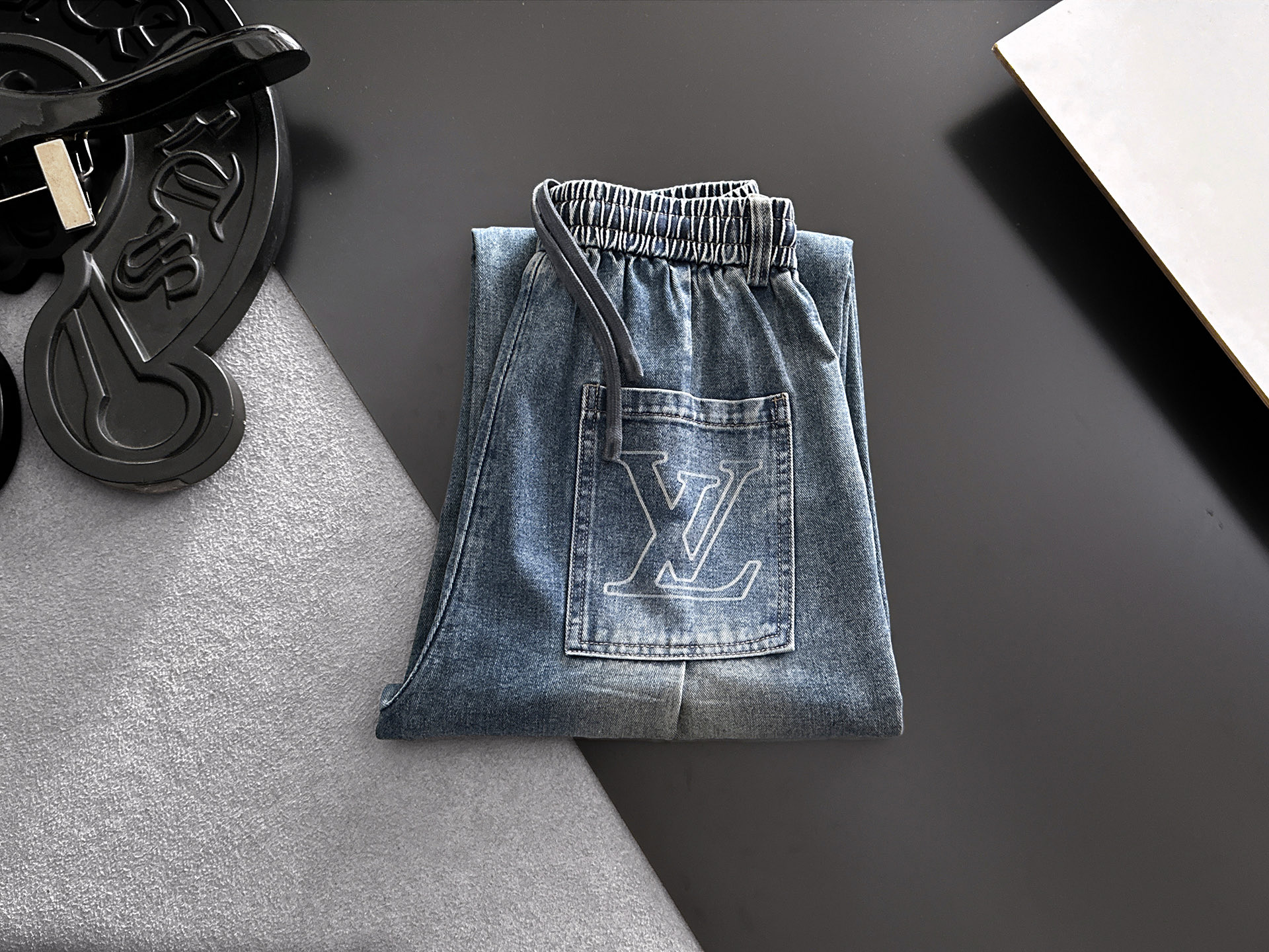 NO:846969,LV Louis Vuitton's 2026 new men's jeans have good fabric elasticity. Exclusively available on the official website. Fashionable and elegant. Heavy craftsmanship design. Using original color yeast washing process. Selected imported heavy denim denim fabric. Equipped with counter hardware decoration. Genuine leather label. Exquisite stitching. Big brand style. Worth owning. Size M-3XL, shipped next day,,louis vuitton,louis vuitton,jeans,19860909LV路易威登 2026新品男士牛仔裤 面料弹性好.独家发售 官网同步 时尚优雅 重工艺设计.采用原色酵母水洗工艺 精选进口重磅丹宁牛仔面料 配专柜五金装饰 真皮皮牌 精致车线 大牌风范 值得拥有.码数M-3XL,隔天出货,,louis vuitton,louis vuitton,jeans,,Men's clothing