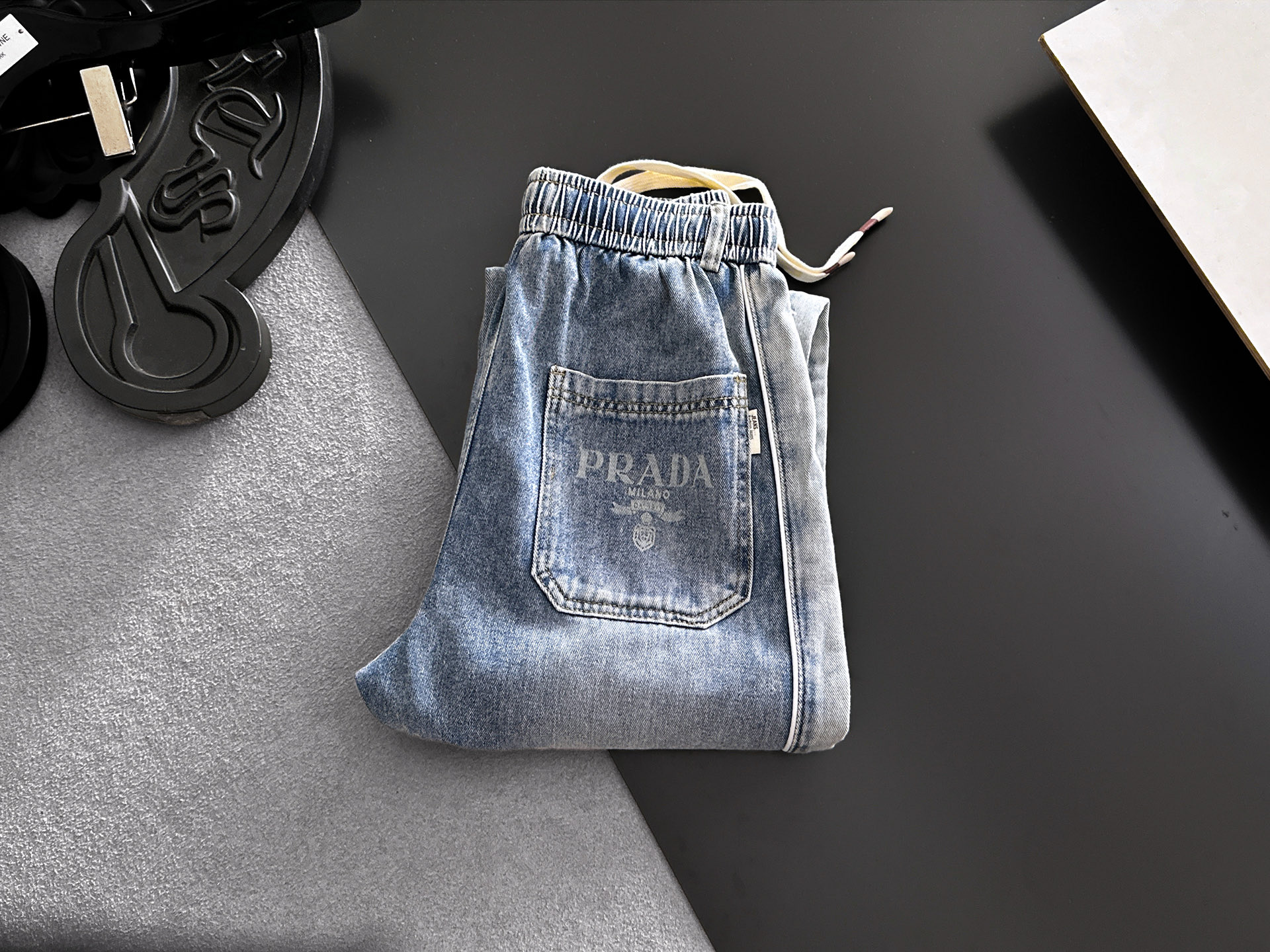 NO:846952,PRADA 2026 new men's jeans. The fabric has good elasticity. Exclusively available on the official website. Fashionable and elegant. Heavy craftsmanship design. Using original color yeast washing process. Selected imported heavyweight denim denim fabric. Equipped with counter hardware decoration. Genuine leather label. Exquisite stitching. Big brand style. Worth owning. Size M-3XL, shipped next day, prada, prada, jeans,19860909PRADA普拉达 2026新品男士牛仔裤 面料弹性好.独家发售 官网同步 时尚优雅 重工艺设计.采用原色酵母水洗工艺 精选进口重磅丹宁牛仔面料 配专柜五金装饰 真皮皮牌 精致车线 大牌风范 值得拥有.码数M-3XL,隔天出货,,prada,prada,jeans,,Men's clothing