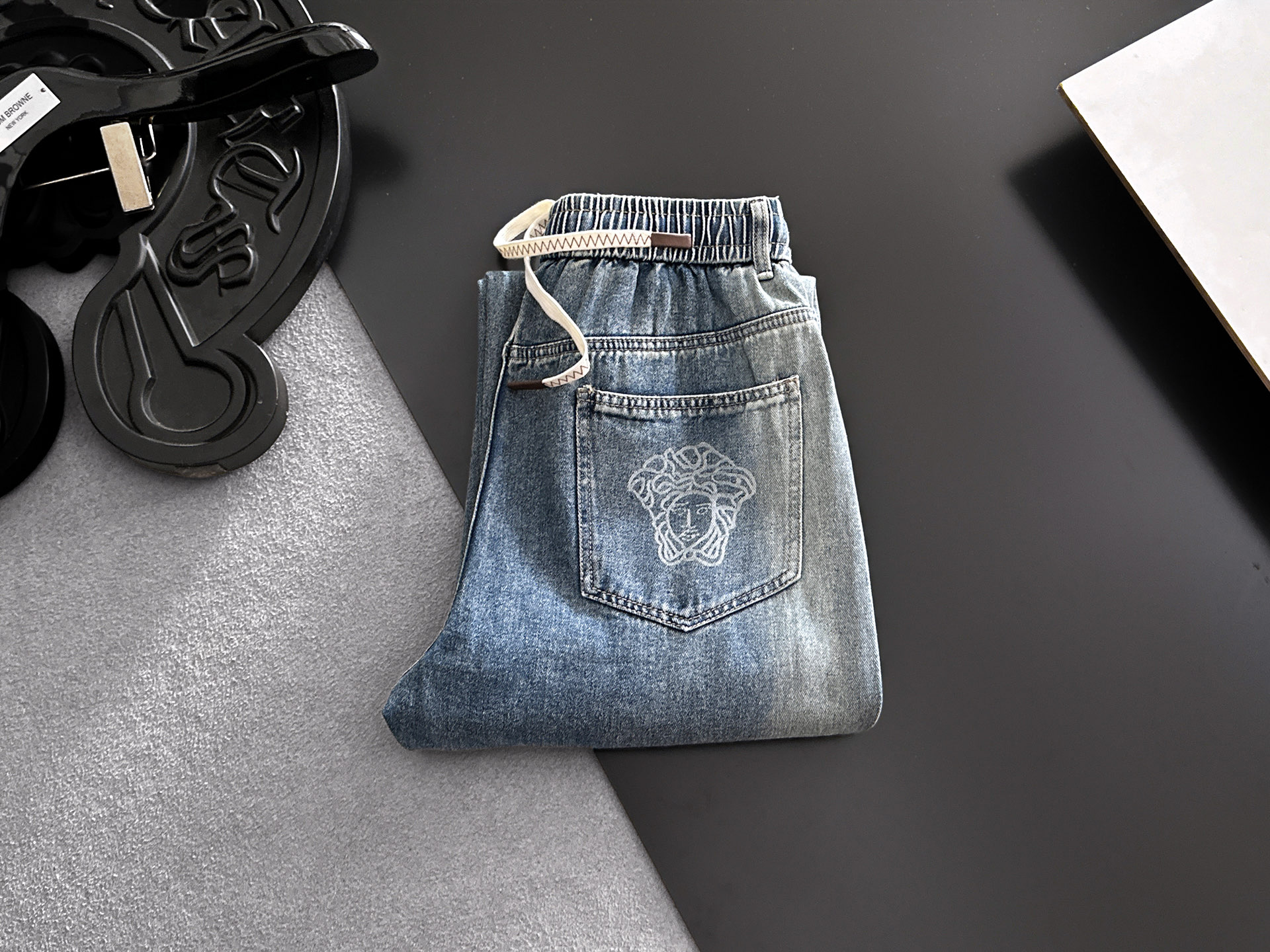 NO:846954,VERSACE Versace 2026 new men's jeans. The fabric has good elasticity. Exclusively available on the official website. Fashionable and elegant. Heavy craftsmanship design. Using original color yeast washing process. Selected imported heavy denim denim fabric. Equipped with counter hardware decoration. Genuine leather label. Exquisite stitching. Big brand style. Worth owning. Size M-3XL, shipped next day,,versace,versace,jeans,19860909VERSACE范思哲 2026新品男士牛仔裤 面料弹性好.独家发售 官网同步 时尚优雅 重工艺设计.采用原色酵母水洗工艺 精选进口重磅丹宁牛仔面料 配专柜五金装饰 真皮皮牌 精致车线 大牌风范 值得拥有.码数M-3XL,隔天出货,,versace,versace,jeans,,Men's clothing