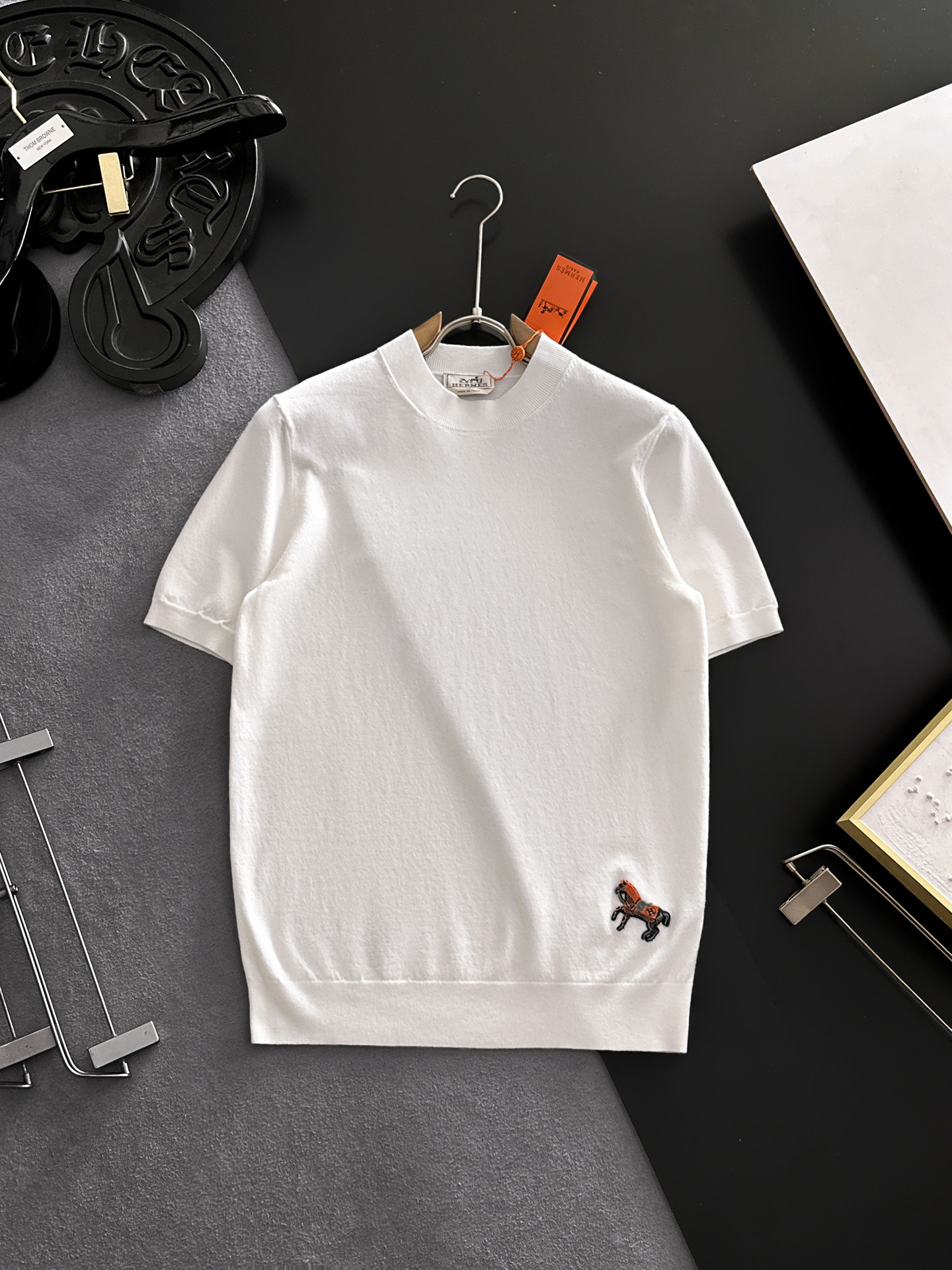 NO:847017,HERMES 2026 Spring and Summer Small Medium Collar Sweater 'Breathable but Not Stuffy' True [Old Money Style] Highly breathable Tencel fabric is selected, comfortable to wear in summer but not stuffy, the version is crisp and stylish, the small logo and heavy craftsmanship are simple but not simple, the high-end Tencel cardigan short sleeves are pure and simple, fashionable yet luxurious, and the quality is beyond doubt  The upper body effect is great, sizes M-4XL, next day shipping, hermes, hermes, T-shirt,19860909HERMES爱马仕 2026春夏款小中领针织衫《透气不闷热》真正【老钱风】甄选高度透气天丝面料,夏季穿着舒服不闷热,版型挺括有型,小logo重工艺搭配简约不简单,高端级天丝羊毛衫短袖 纯色简约 时尚不失奢华 品质毋庸置疑 上身效果超赞,尺码M-4XL,隔天出货,,hermes,hermes,T-shirt,,Men's clothing