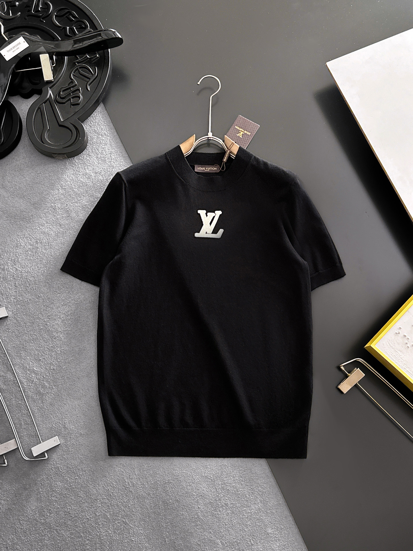 NO:937895,LV Louis Vuitton 2026 spring and summer small mid-collar sweater 'breathable but not stuffy' is a true [old money style] highly breathable Tencel fabric, comfortable and not stuffy to wear in summer, crisp and stylish, small logo and heavy craftsmanship, simple and not simple, high-end Tencel cardigan short-sleeved, pure color and simple, fashionable but luxurious, quality is beyond doubt, the upper body effect is great, size M-4XL, shipped next day, louis  vuitton,louis vuitton,T-shirt,19860909LV路易威登 2026春夏款小中领针织衫《透气不闷热》真正【老钱风】甄选高度透气天丝面料,夏季穿着舒服不闷热,版型挺括有型,小logo重工艺搭配简约不简单,高端级天丝羊毛衫短袖 纯色简约 时尚不失奢华 品质毋庸置疑 上身效果超赞,尺码M-4XL,隔天出货,,louis vuitton,louis vuitton,T-shirt,,Men's clothing