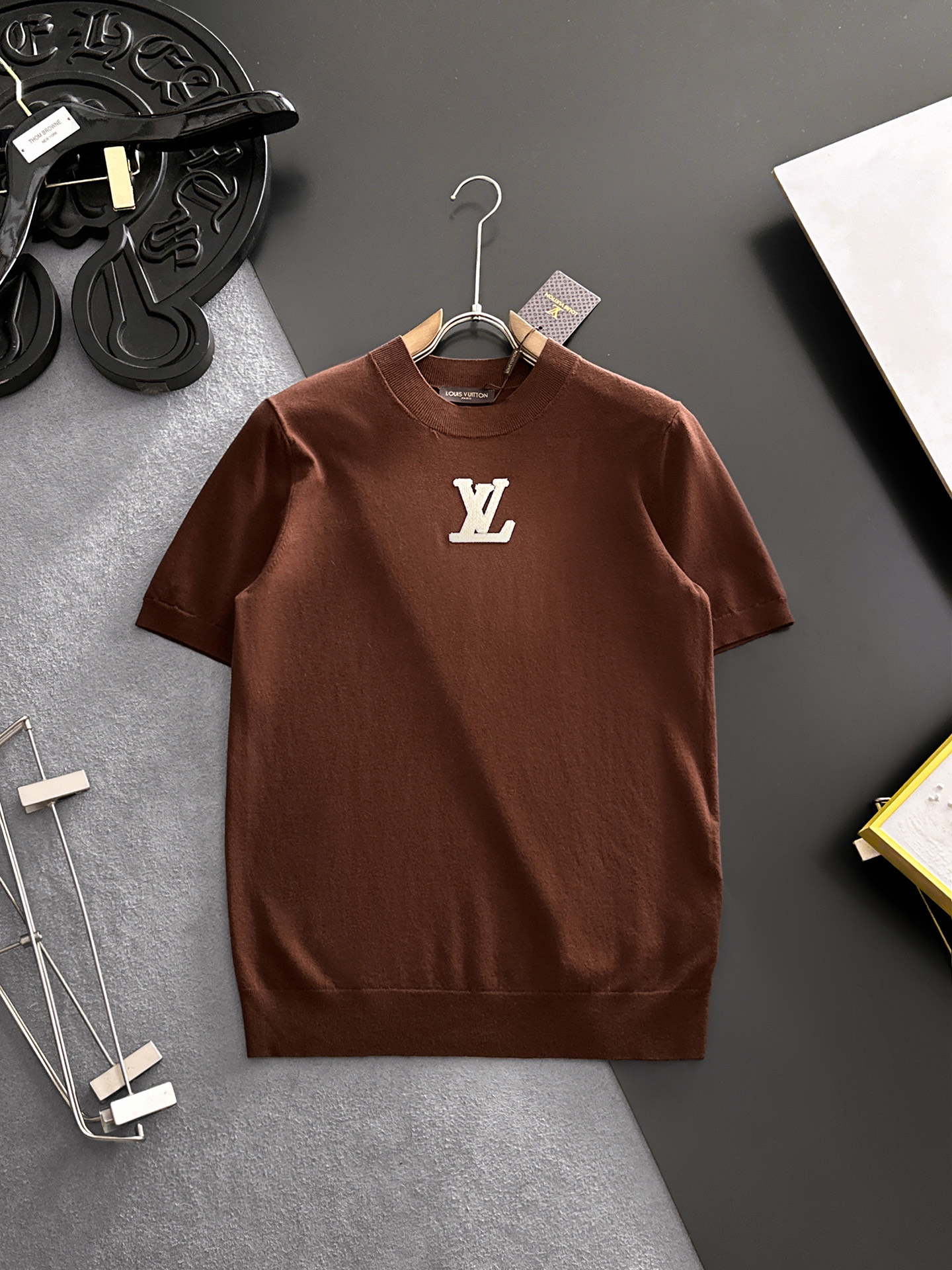 NO:847013,LV Louis Vuitton 2026 spring and summer small mid-collar sweater 'breathable but not stuffy' is a true [old money style] highly breathable Tencel fabric, comfortable and not stuffy to wear in summer, crisp and stylish, small logo and heavy craftsmanship, simple and not simple, high-end Tencel cardigan short-sleeved, pure color and simple, fashionable but luxurious, quality is beyond doubt, the upper body effect is great, size M-4XL, shipped next day, louis  vuitton,louis vuitton,T-shirt,19860909LV路易威登 2026春夏款小中领针织衫《透气不闷热》真正【老钱风】甄选高度透气天丝面料,夏季穿着舒服不闷热,版型挺括有型,小logo重工艺搭配简约不简单,高端级天丝羊毛衫短袖 纯色简约 时尚不失奢华 品质毋庸置疑 上身效果超赞,尺码M-4XL,隔天出货,,louis vuitton,louis vuitton,T-shirt,,Men's clothing