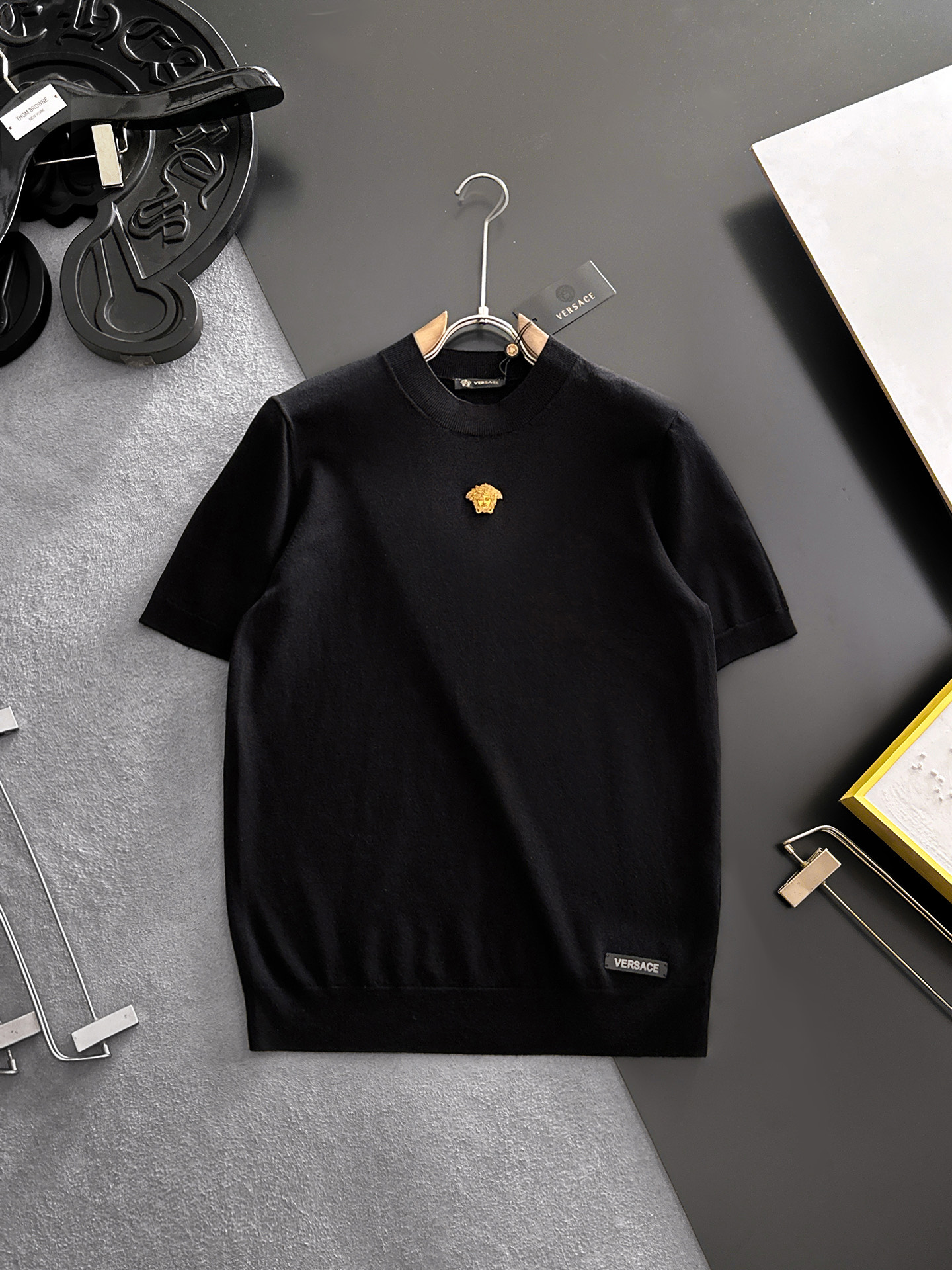 NO:847019,VERSACE Versace 2026 spring and summer small middle collar sweater 'breathable but not stuffy' true [old money style] highly breathable Tencel fabric, comfortable and not stuffy to wear in summer, crisp and stylish, small logo and heavy craftsmanship, simple but not simple, high-end Tencel wool sweater short sleeves, pure color and simple, fashionable but luxurious, quality is beyond doubt  The upper body effect is great, sizes M-4XL, next day shipping, versace, versace, T-shirt,19860909VERSACE范思哲 2026春夏款小中领针织衫《透气不闷热》真正【老钱风】甄选高度透气天丝面料,夏季穿着舒服不闷热,版型挺括有型,小logo重工艺搭配简约不简单,高端级天丝羊毛衫短袖 纯色简约 时尚不失奢华 品质毋庸置疑 上身效果超赞,尺码M-4XL,隔天出货,,versace,versace,T-shirt,,Men's clothing