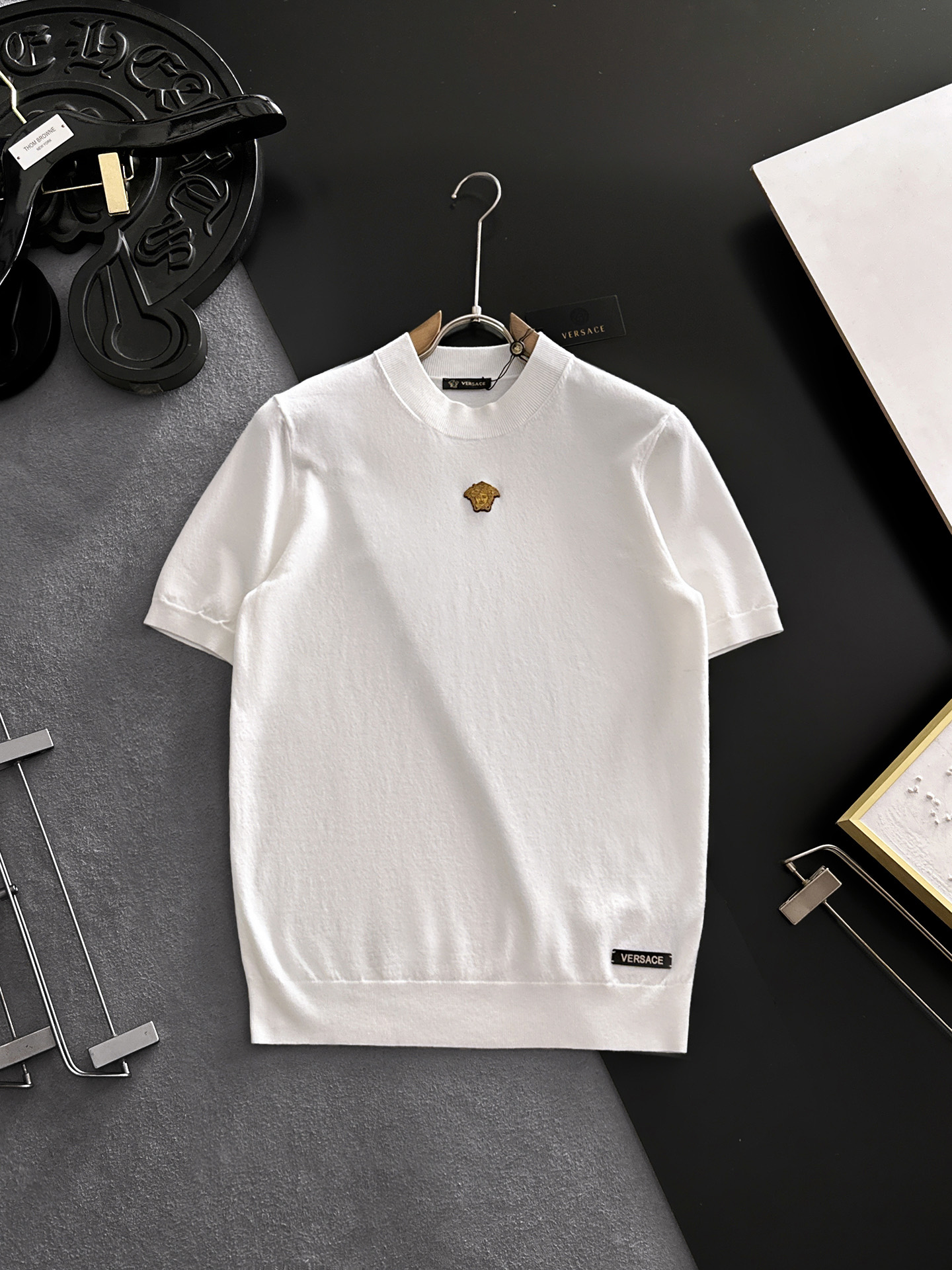 NO:937886,GUCCI Gucci 2026 spring and summer small mid-collar sweater 'breathable but not stuffy' true [old money style] highly breathable Tencel fabric, comfortable and not stuffy to wear in summer, crisp and stylish, small logo and heavy craftsmanship, simple and not simple, high-end Tencel wool sweater short-sleeved, solid color and simple, fashionable yet luxurious, quality is beyond doubt, the upper body effect is great, size M-4XL, shipped next day,, gucci, T-shirt,19860909GUCCI古奇 2026春夏款小中领针织衫《透气不闷热》真正【老钱风】甄选高度透气天丝面料,夏季穿着舒服不闷热,版型挺括有型,小logo重工艺搭配简约不简单,高端级天丝羊毛衫短袖 纯色简约 时尚不失奢华 品质毋庸置疑 上身效果超赞,尺码M-4XL,隔天出货,,gucci,T-shirt,,Men's clothing