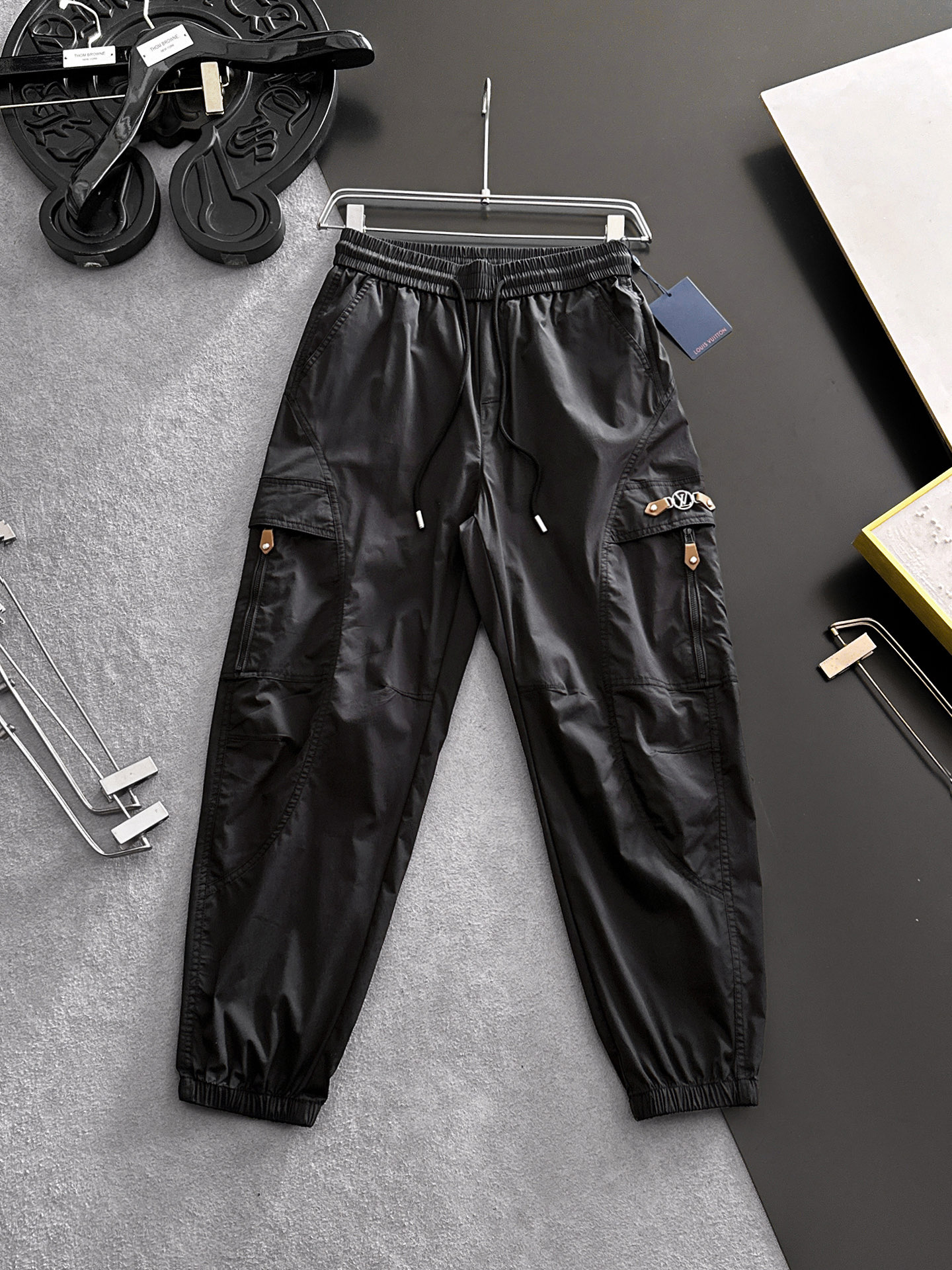 NO:870658,LV Louis Vuitton 26ss summer new men's casual workwear casual trousers, American retro [three standards complete] advanced custom summer-specific technical breathable fabric, high breathability and comfort, impeccable details, custom development of accessories, what you see is what you get, reflecting high quality. It feels delicate and soft!  Three-dimensional cutting, simple and fashionable, and the upper body shape is awesome!  Size M-4XL (shipped next day),,louis vuitton,louis vuitton,19860909LV路易威登 26ss夏季新款男士休闲工装休闲裤长裤 美式复古【三标齐全】高级定制夏季专用科技透气面料 透气舒适度高,细节无可挑剔,辅料定制开发,所见即所得,体现高品质.手感细腻柔软！立体裁剪,简单时尚,上身版型超赞！码数M-4XL（隔天出货）,,louis vuitton,louis vuitton,,Men's clothing