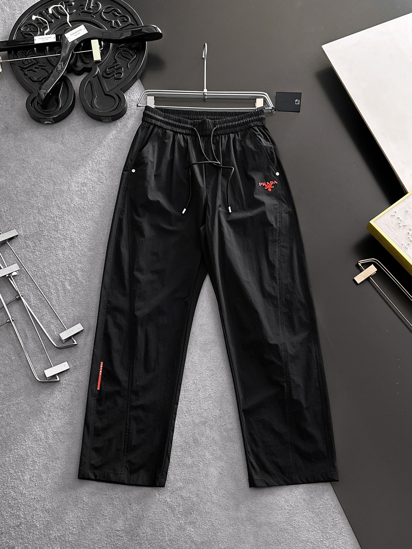 NO:870688,PRADA 26ss summer new men's casual workwear casual trousers, American retro [three standards complete] advanced customized summer-specific technical breathable fabric, high breathability and comfort, impeccable details, customized development of accessories, what you see is what you get, reflecting high quality. It feels delicate and soft!  Three-dimensional cutting, simple and fashionable, and the upper body shape is awesome!  Size M-4XL (shipped next day),, prada, prada,19860909PRADA普拉达 26ss夏季新款男士休闲工装休闲裤长裤 美式复古【三标齐全】高级定制夏季专用科技透气面料 透气舒适度高,细节无可挑剔,辅料定制开发,所见即所得,体现高品质.手感细腻柔软！立体裁剪,简单时尚,上身版型超赞！码数M-4XL（隔天出货）,,prada,prada,,Men's clothing
