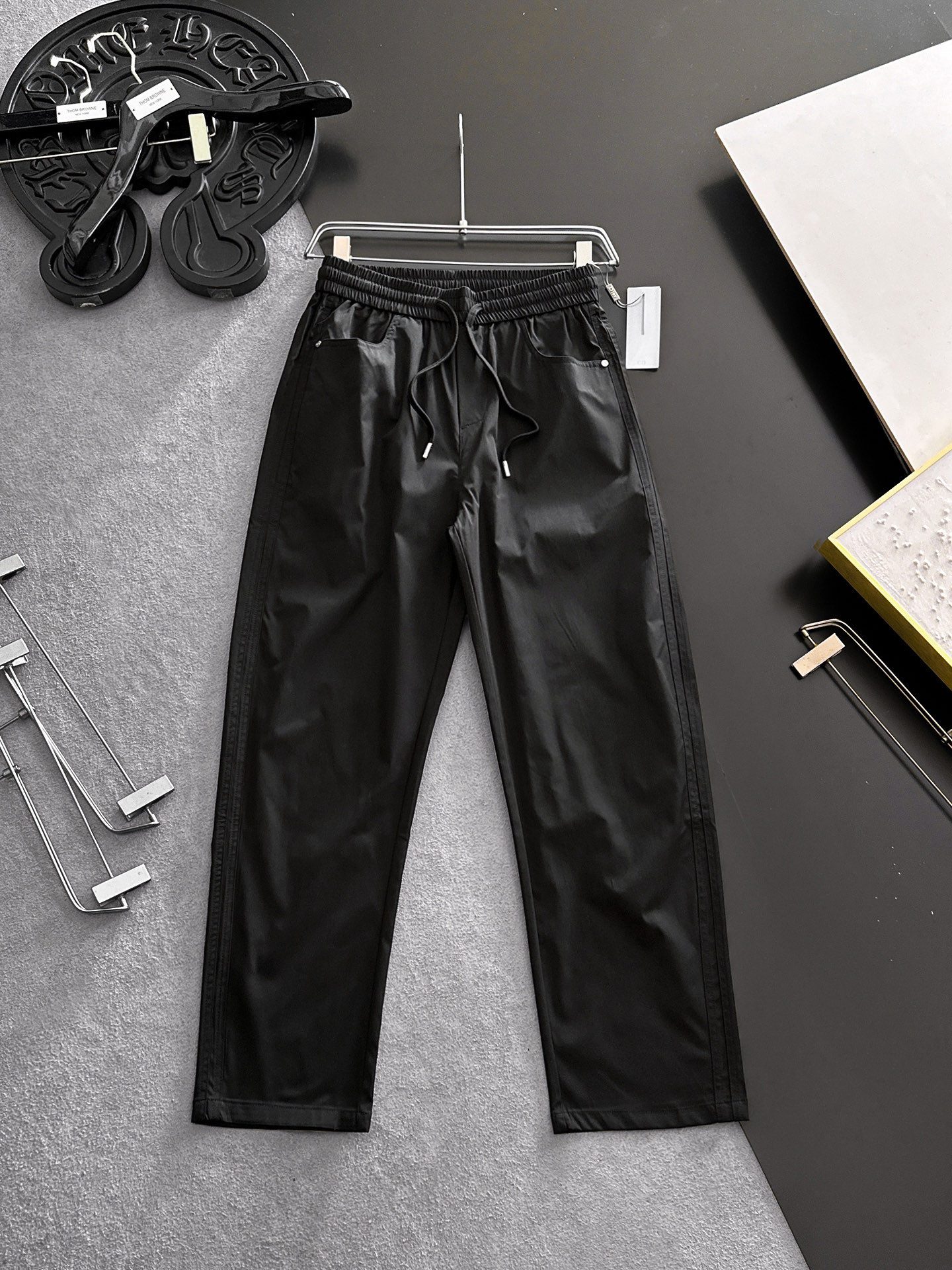 NO:870678,DIOR Dior 26ss summer new men's casual workwear casual trousers, American retro [three standards complete] advanced customized summer-specific technical breathable fabric, high breathability and comfort, impeccable details, customized development of accessories, what you see is what you get, reflecting high quality. It feels delicate and soft!  Three-dimensional cutting, simple and fashionable, and the upper body shape is awesome!  Size M-4XL (shipped next day),,dior,dior,19860909DIOR迪奥 26ss夏季新款男士休闲工装休闲裤长裤 美式复古【三标齐全】高级定制夏季专用科技透气面料 透气舒适度高,细节无可挑剔,辅料定制开发,所见即所得,体现高品质.手感细腻柔软！立体裁剪,简单时尚,上身版型超赞！码数M-4XL（隔天出货）,,dior,dior,,Men's clothing