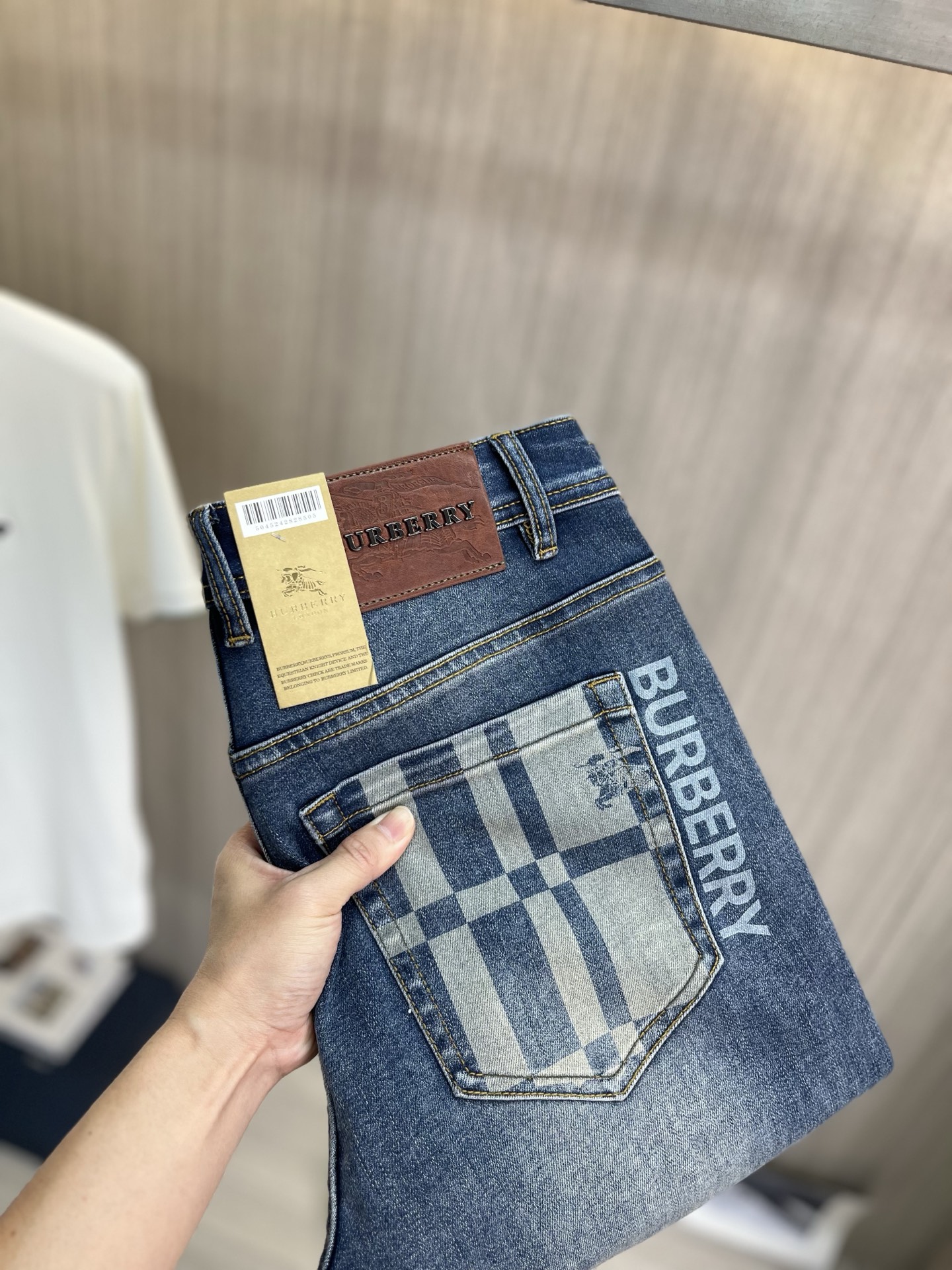 NO:846981,BURBERRY 2026 new men's jeans. The fabric has good elasticity. Exclusively sold on the official website. Fashionable and elegant. Heavy craftsmanship design. Using original color yeast washing process. Selected imported heavy denim denim fabric. Equipped with counter hardware decoration. Genuine leather label. Exquisite stitching. Big brand style. Worth owning. Size 28-38, shipped next day, burberry, burberry, jeans,19860909BURBERRY巴宝莉 2026新品男士牛仔裤 面料弹性好.独家发售 官网同步 时尚优雅 重工艺设计.采用原色酵母水洗工艺 精选进口重磅丹宁牛仔面料 配专柜五金装饰 真皮皮牌 精致车线 大牌风范 值得拥有.码数28-38,隔天出货,,burberry,burberry,jeans,,Men's clothing