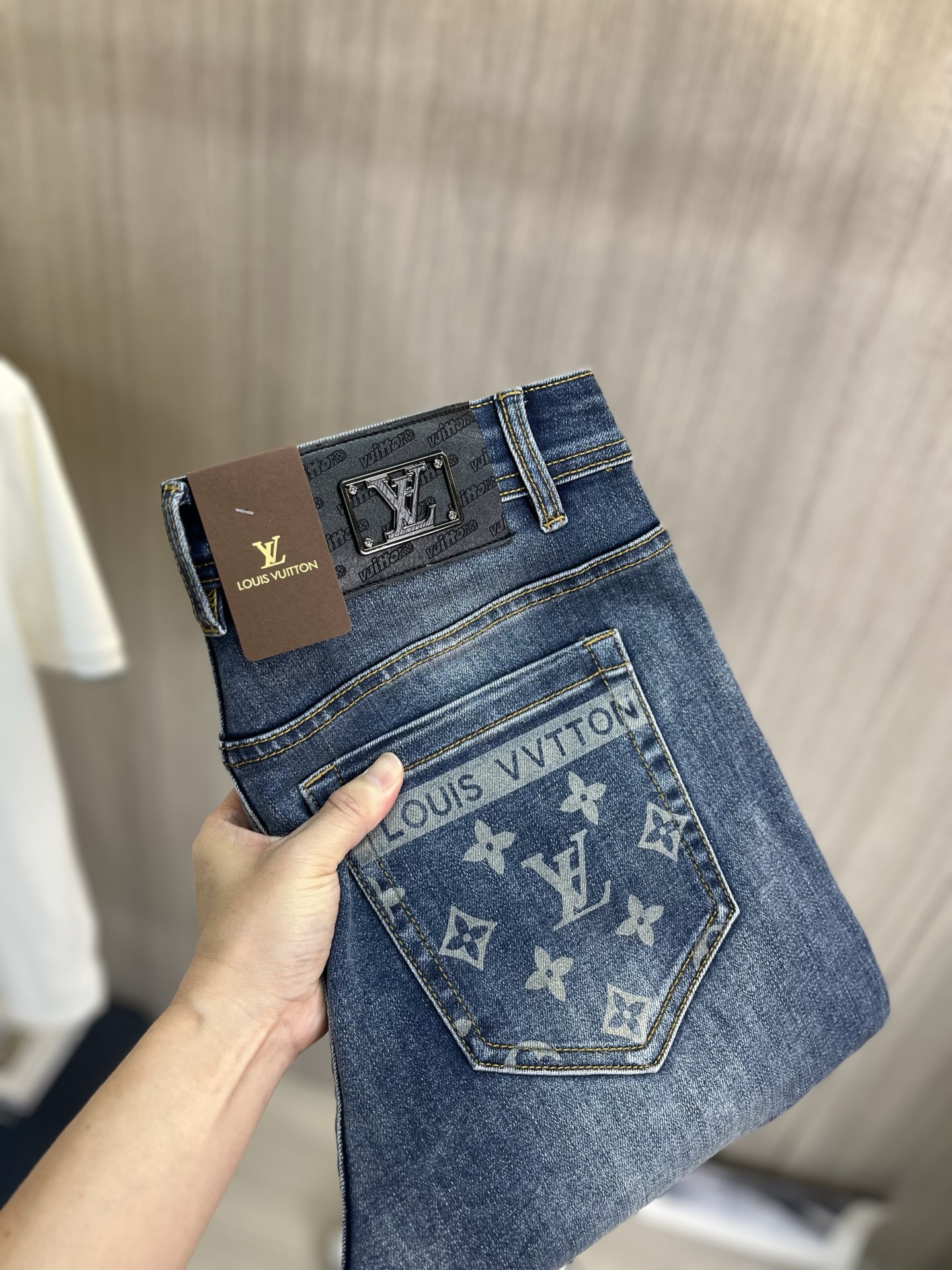 NO:937901,LV Louis Vuitton's 2026 new men's jeans have good fabric elasticity. Exclusively available on the official website. Fashionable and elegant. Heavy craftsmanship design. Using original color yeast washing process. Selected imported heavy denim denim fabric. Equipped with counter hardware decoration. Genuine leather label. Exquisite stitching. Big brand style. Worth owning. Size 28-38, shipped next day,,louis vuitton,louis vuitton,jeans,19860909LV路易威登 2026新品男士牛仔裤 面料弹性好.独家发售 官网同步 时尚优雅 重工艺设计.采用原色酵母水洗工艺 精选进口重磅丹宁牛仔面料 配专柜五金装饰 真皮皮牌 精致车线 大牌风范 值得拥有.码数28-38,隔天出货,,louis vuitton,louis vuitton,jeans,,Men's clothing