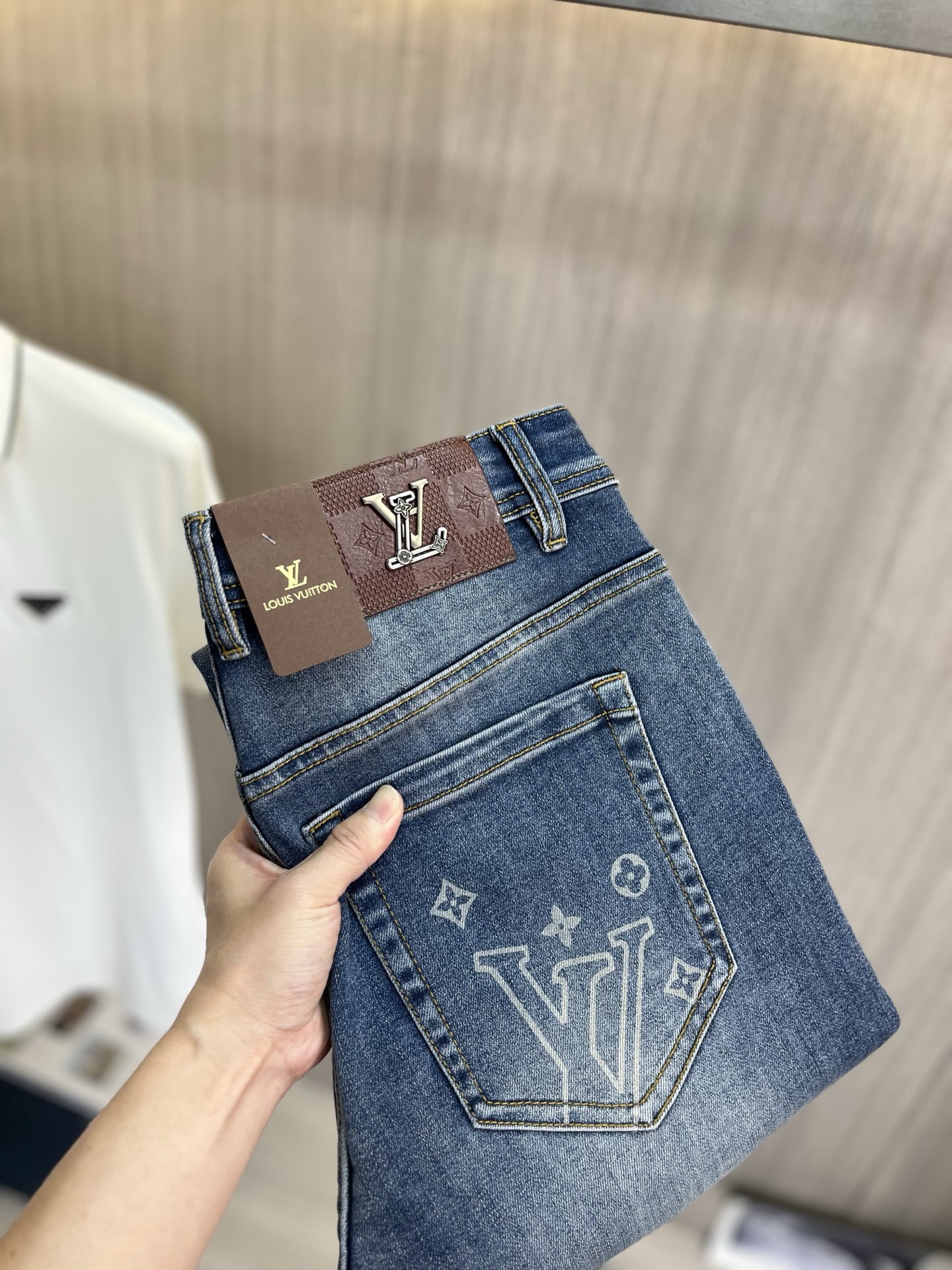 NO:846984,LV Louis Vuitton's 2026 new men's jeans are made of good elasticity. Exclusively available on the official website. Fashionable and elegant. Designed with heavy craftsmanship. Using original color yeast washing process. Selected imported heavyweight denim denim fabric. Equipped with counter hardware decoration. Genuine leather label. Exquisite stitching. Big brand style. Worth having. Size 28-38, shipped next day,,louis vuitton,louis vuitton,jeans,19860909LV路易威登 2026新品男士牛仔裤 面料弹性好.独家发售 官网同步 时尚优雅 重工艺设计.采用原色酵母水洗工艺 精选进口重磅丹宁牛仔面料 配专柜五金装饰 真皮皮牌 精致车线 大牌风范 值得拥有.码数28-38,隔天出货,,louis vuitton,louis vuitton,jeans,,Men's clothing