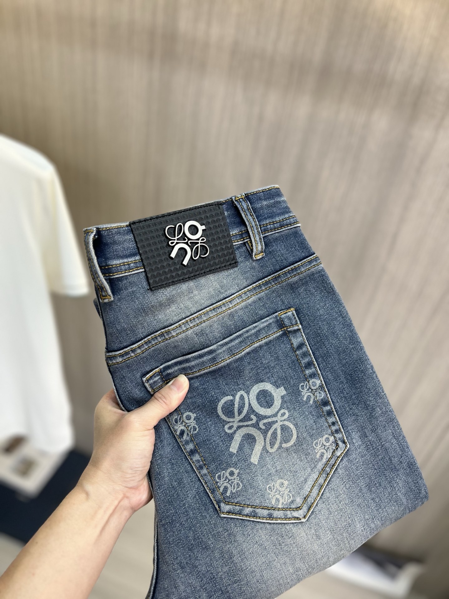 NO:846987,LOEWE Loewe's 2026 new men's jeans have good elasticity. Exclusively available on the official website. Fashionable and elegant. Heavy craftsmanship design. Using original color yeast washing process. Selected imported heavy denim denim fabric. Equipped with counter hardware decoration. Genuine leather label. Exquisite stitching. Big brand style. Worth owning. Code number 28-38, shipped next day,,loewe,loewe,jeans,19860909LOEWE罗意威 2026新品男士牛仔裤 面料弹性好.独家发售 官网同步 时尚优雅 重工艺设计.采用原色酵母水洗工艺 精选进口重磅丹宁牛仔面料 配专柜五金装饰 真皮皮牌 精致车线 大牌风范 值得拥有.码数28-38,隔天出货,,loewe,loewe,jeans,,Men's clothing