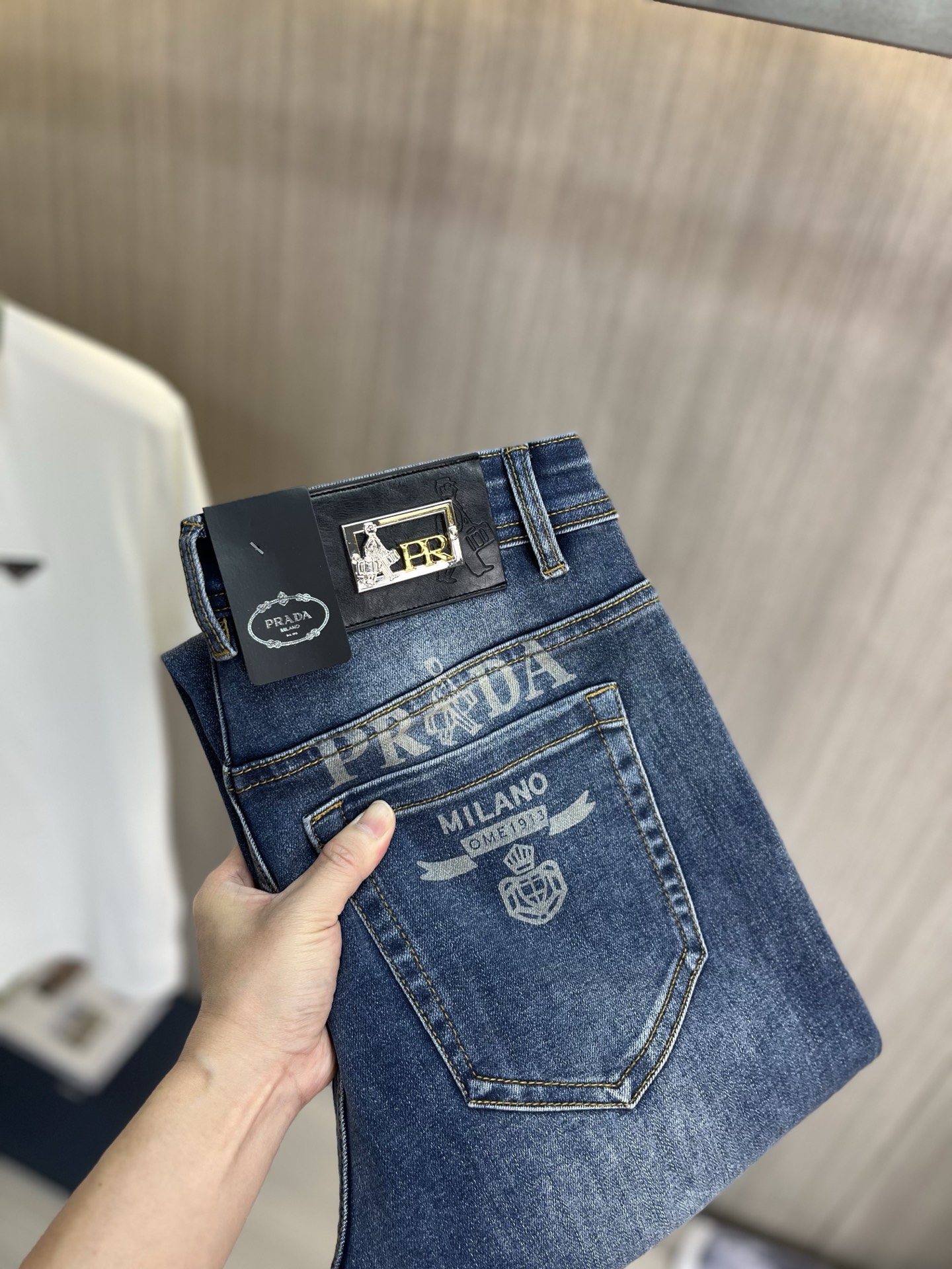 NO:846990,PRADA 2026 new men's jeans. The fabric has good elasticity. Exclusively available on the official website. Fashionable and elegant. Heavy craftsmanship design. Using original color yeast washing process. Selected imported heavyweight denim denim fabric. Equipped with counter hardware decoration. Genuine leather label. Exquisite stitching. Big brand style. Worth owning. Size 28-38, shipped next day, prada, prada, jeans,19860909PRADA普拉达 2026新品男士牛仔裤 面料弹性好.独家发售 官网同步 时尚优雅 重工艺设计.采用原色酵母水洗工艺 精选进口重磅丹宁牛仔面料 配专柜五金装饰 真皮皮牌 精致车线 大牌风范 值得拥有.码数28-38,隔天出货,,prada,prada,jeans,,Men's clothing