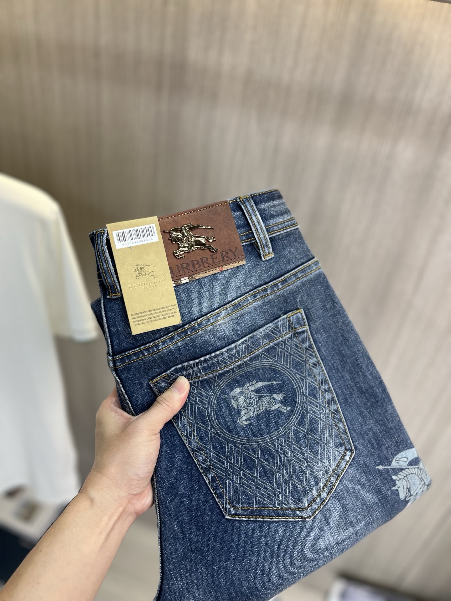 NO:846993,BURBERRY 2026 new men's jeans. The fabric has good elasticity. Exclusively sold on the official website. Fashionable and elegant. Heavy craftsmanship design. Using original color yeast washing process. Selected imported heavy denim denim fabric. Equipped with counter hardware decoration. Genuine leather label. Exquisite stitching. Big brand style. Worth owning. Size 28-38, shipped next day, burberry, burberry, jeans,19860909BURBERRY巴宝莉 2026新品男士牛仔裤 面料弹性好.独家发售 官网同步 时尚优雅 重工艺设计.采用原色酵母水洗工艺 精选进口重磅丹宁牛仔面料 配专柜五金装饰 真皮皮牌 精致车线 大牌风范 值得拥有.码数28-38,隔天出货,,burberry,burberry,jeans,,Men's clothing