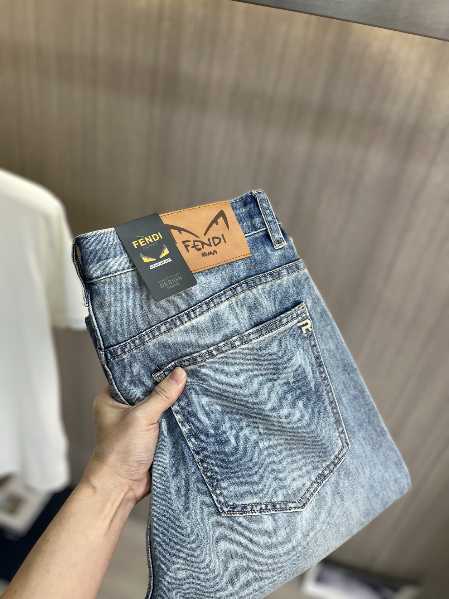 NO:846995,FENDI Fendi 2026 new men's jeans. The fabric has good elasticity. Exclusively sold on the official website. Fashionable and elegant. Heavy craftsmanship design. Using original color yeast washing process. Selected imported heavy denim denim fabric. Equipped with counter hardware decoration. Genuine leather label. Exquisite stitching. Big brand style. Worth owning. Size 28-38, shipped next day,,fendi,fendi,jeans,19860909FENDI芬迪 2026新品男士牛仔裤 面料弹性好.独家发售 官网同步 时尚优雅 重工艺设计.采用原色酵母水洗工艺 精选进口重磅丹宁牛仔面料 配专柜五金装饰 真皮皮牌 精致车线 大牌风范 值得拥有.码数28-38,隔天出货,,fendi,fendi,jeans,,Men's clothing