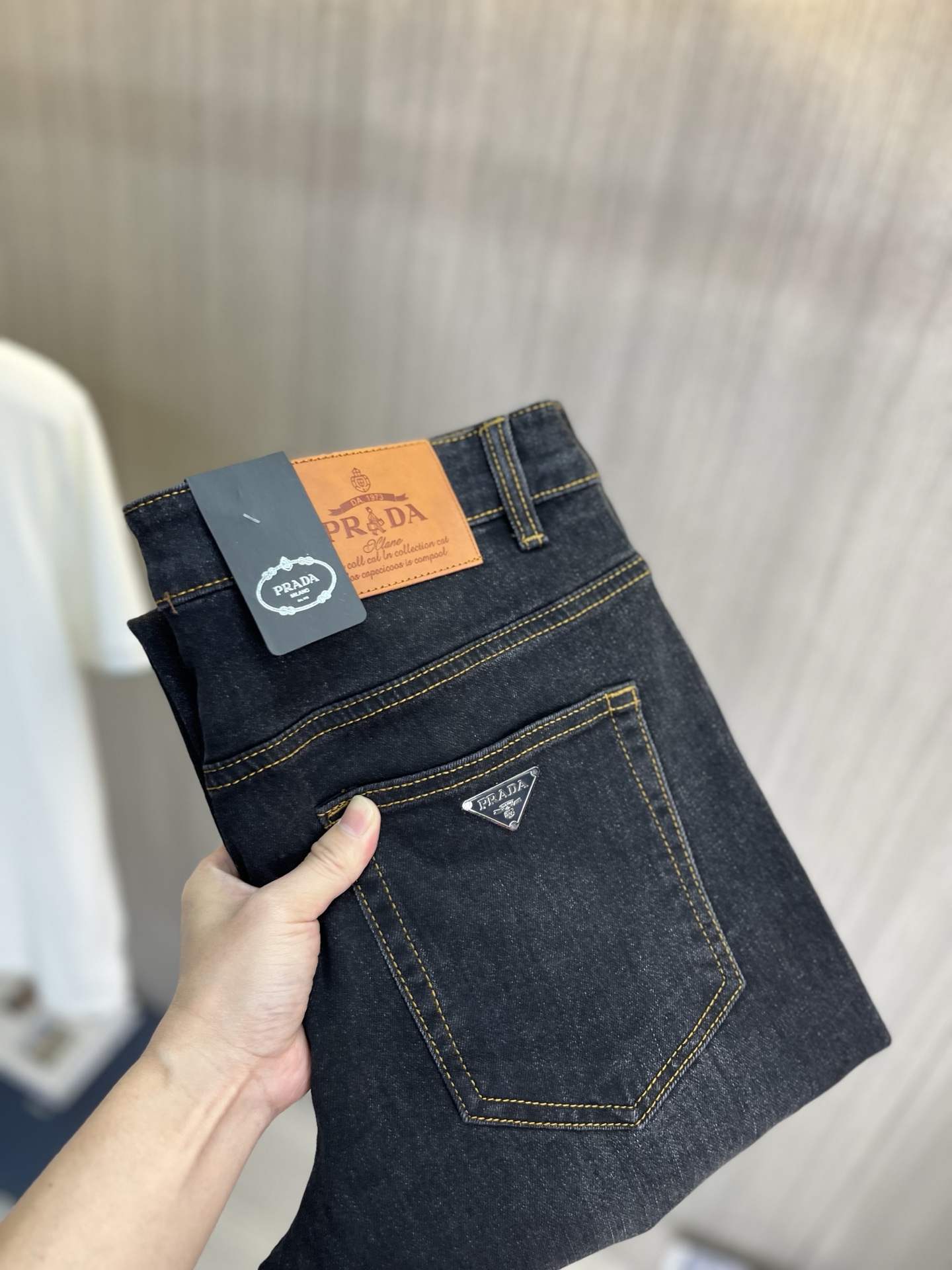 NO:846999,PRADA 2026 new men's jeans. The fabric has good elasticity. Exclusively available on the official website. Fashionable and elegant. Heavy craftsmanship design. Using original color yeast washing process. Selected imported heavyweight denim denim fabric. Equipped with counter hardware decoration. Genuine leather label. Exquisite stitching. Big brand style. Worth owning. Size 28-38, shipped next day, prada, prada, jeans,19860909PRADA普拉达 2026新品男士牛仔裤 面料弹性好.独家发售 官网同步 时尚优雅 重工艺设计.采用原色酵母水洗工艺 精选进口重磅丹宁牛仔面料 配专柜五金装饰 真皮皮牌 精致车线 大牌风范 值得拥有.码数28-38,隔天出货,,prada,prada,jeans,,Men's clothing