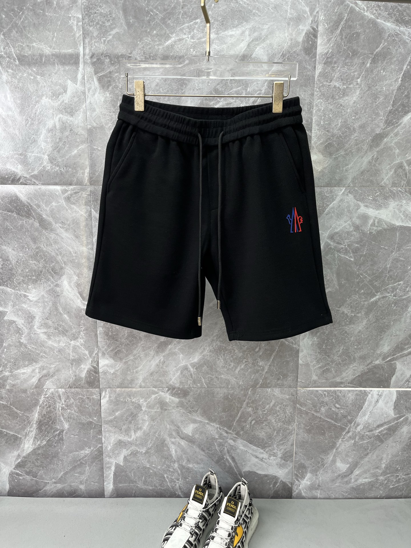 NO:953519,MONCLER Mouth Mouth New Style is here, 2026 spring and summer new casual pants and shorts, imported high-density customized waffle fabric, comfortable, soft and skin-friendly, straight and not easy to wrinkle, simple and clear, super versatile upper body effect, super fashionable and versatile, straight and stylish, a wardrobe must-have!  Suitable for any occasion, sizes M-4XL, Moncler, shorts,19860909MONCLER蒙口 新款来袭 2026春夏新款休闲裤短裤,进口高密度定制华夫格面料,舒适柔软亲肤,笔挺不易起皱,简单明了,超级百搭上身效果超级棒时尚百搭,笔挺有型,衣橱必备！适合任何场合穿着,码数M-4XL,,Moncler,shorts,,Men's clothing