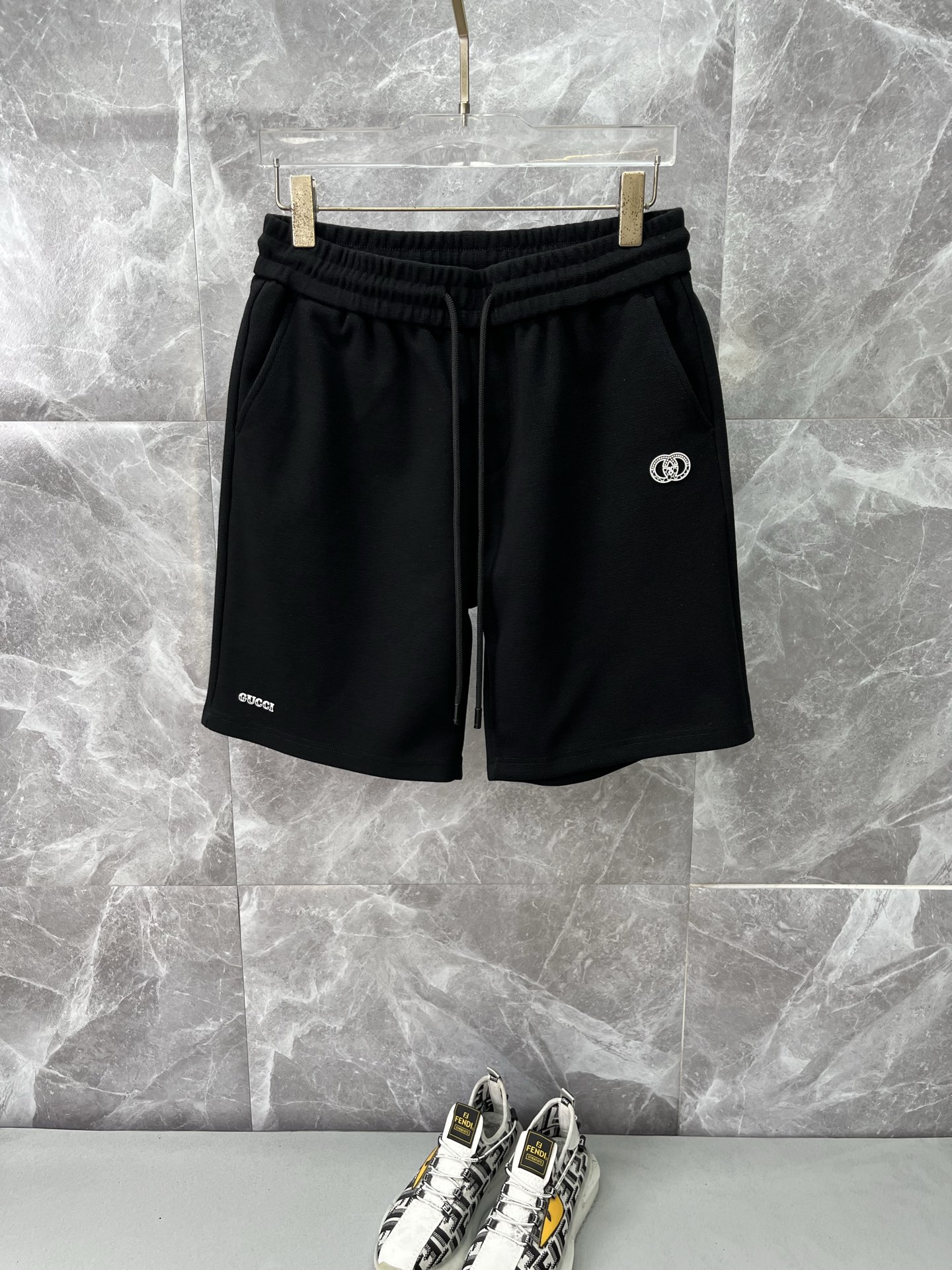 NO:953533,GUCCI Gucci's new style is coming, 2026 spring and summer new casual pants and shorts, imported high-density customized waffle fabric, comfortable, soft and skin-friendly, straight and not easy to wrinkle, simple and clear, super versatile upper body effect, super fashionable and versatile, straight and stylish, a wardrobe must-have!  Suitable for any occasion, sizes M-4XL, gucci, shorts,19860909GUCCI古奇 新款来袭 2026春夏新款休闲裤短裤,进口高密度定制华夫格面料,舒适柔软亲肤,笔挺不易起皱,简单明了,超级百搭上身效果超级棒时尚百搭,笔挺有型,衣橱必备！适合任何场合穿着,码数M-4XL,,gucci,shorts,,Men's clothing