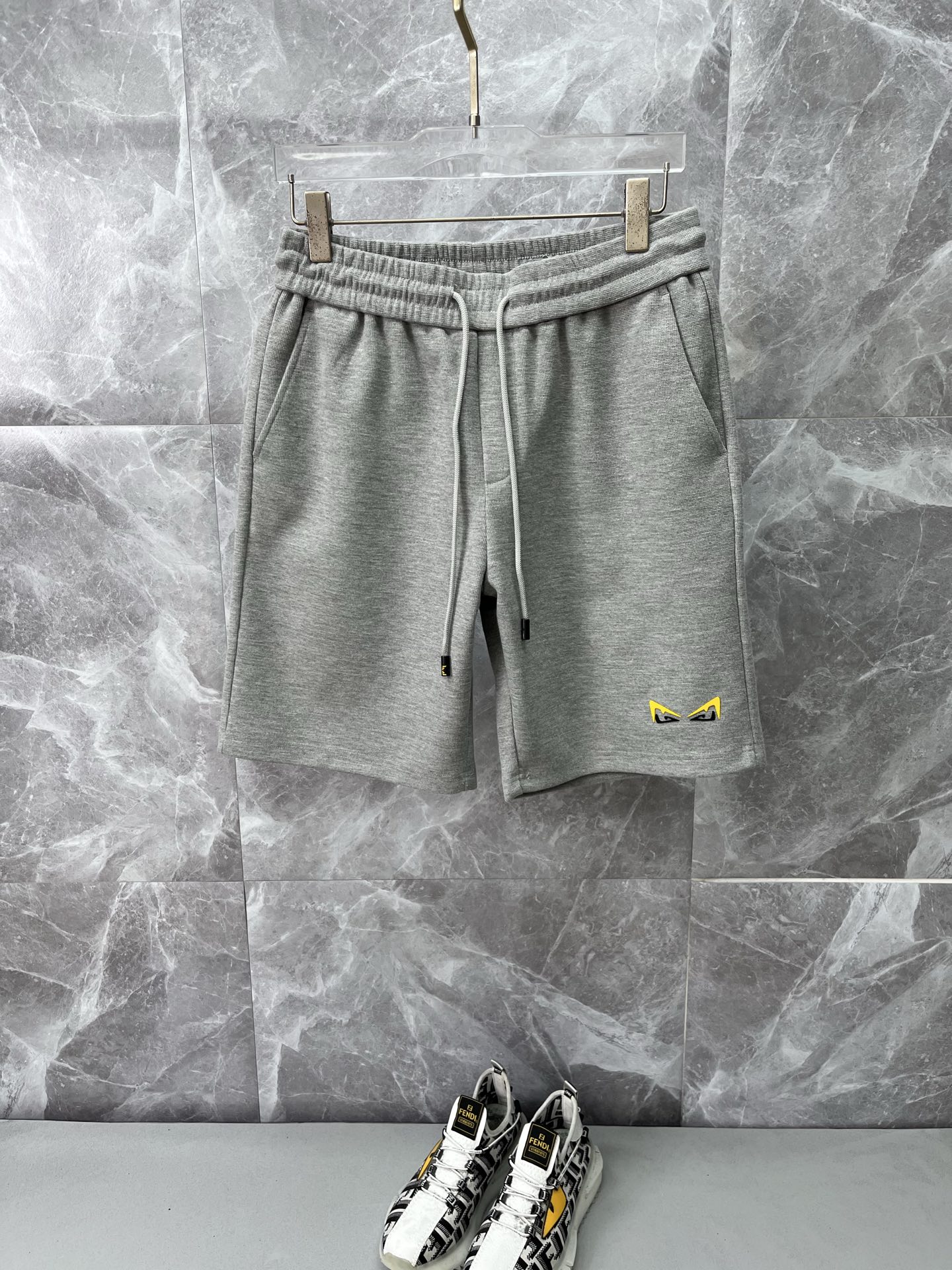 NO:953547,FENDI Fendi's new style is coming, 2026 spring and summer new casual pants and shorts, imported high-density customized waffle fabric, comfortable, soft and skin-friendly, straight and not easy to wrinkle, simple and clear, super versatile upper body effect, super fashionable and versatile, straight and stylish, a wardrobe must-have!  Suitable for any occasion, sizes M-4XL, fendi, fendi, shorts,19860909FENDI芬迪 新款来袭 2026春夏新款休闲裤短裤,进口高密度定制华夫格面料,舒适柔软亲肤,笔挺不易起皱,简单明了,超级百搭上身效果超级棒时尚百搭,笔挺有型,衣橱必备！适合任何场合穿着,码数M-4XL,,fendi,fendi,shorts,,Men's clothing
