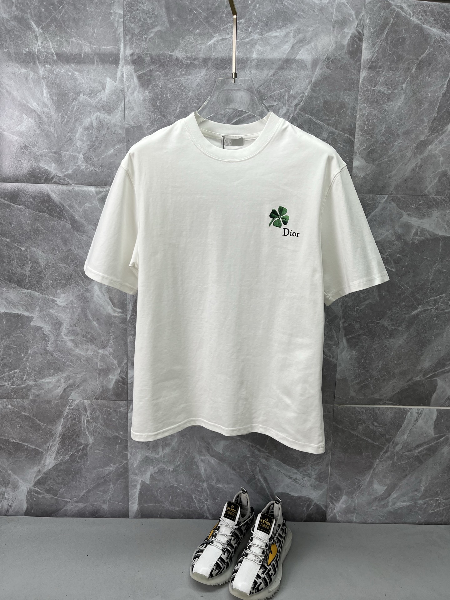 NO:855447,DIOR Dior's latest 2026ss spring and summer short-sleeved T-shirt is now available!  !  2026 new T-shirt, high-version special fabric, high weight pure cotton mercerized fabric, comfortable yet wide upper body, embroidery technology, digital printing, flocking technology, same style for men and women, loose version, fine workmanship, comfortable upper body, super handsome upper body, same style for men and women, M-3XL,, dior, dior, T-shirt, tees, t-shirt,19860909DIOR迪奥 2026ss春夏最新款短袖T恤出货啦！！ 2026新款T恤 高版本专用面料 高克重纯棉丝光面料 上身舒适不失挺阔 刺绣工艺、数字印花、植绒工艺,男女同款 宽松版型 做工走线精细 面料上身舒适 超帅上身 男女同款M-3XL,,dior,dior,T-shirt,tees，t-shirt,,Men's clothing