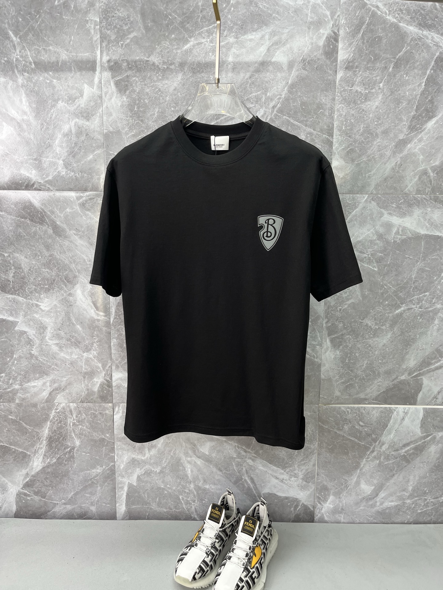 NO:855453,BURBERRY's latest 2026ss spring and summer short-sleeved T-shirts are now available!  !  2026 new T-shirt, high-version special fabric, high weight pure cotton mercerized fabric, comfortable yet wide upper body, embroidery technology, digital printing, flocking technology, same style for men and women, loose version, fine workmanship, comfortable upper body, super handsome upper body, same style for men and women, M-3XL,, burberry, burberry, T-shirt, tees, t-shirt,19860909BURBERRY巴宝莉 2026ss春夏最新款短袖T恤出货啦！！ 2026新款T恤 高版本专用面料 高克重纯棉丝光面料 上身舒适不失挺阔 刺绣工艺、数字印花、植绒工艺,男女同款 宽松版型 做工走线精细 面料上身舒适 超帅上身 男女同款M-3XL,,burberry,burberry,T-shirt,tees，t-shirt,,Men's clothing