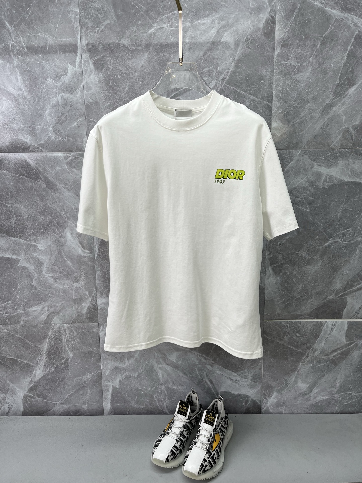 NO:855461,DIOR Dior's latest 2026ss spring and summer short-sleeved T-shirt is now available!  !  2026 new T-shirt, high-version special fabric, high weight pure cotton mercerized fabric, comfortable yet wide upper body, embroidery technology, digital printing, flocking technology, same style for men and women, loose version, fine workmanship, comfortable upper body, super handsome upper body, same style for men and women, M-3XL,, dior, dior, T-shirt, tees, t-shirt,19860909DIOR迪奥 2026ss春夏最新款短袖T恤出货啦！！ 2026新款T恤 高版本专用面料 高克重纯棉丝光面料 上身舒适不失挺阔 刺绣工艺、数字印花、植绒工艺,男女同款 宽松版型 做工走线精细 面料上身舒适 超帅上身 男女同款M-3XL,,dior,dior,T-shirt,tees，t-shirt,,Men's clothing