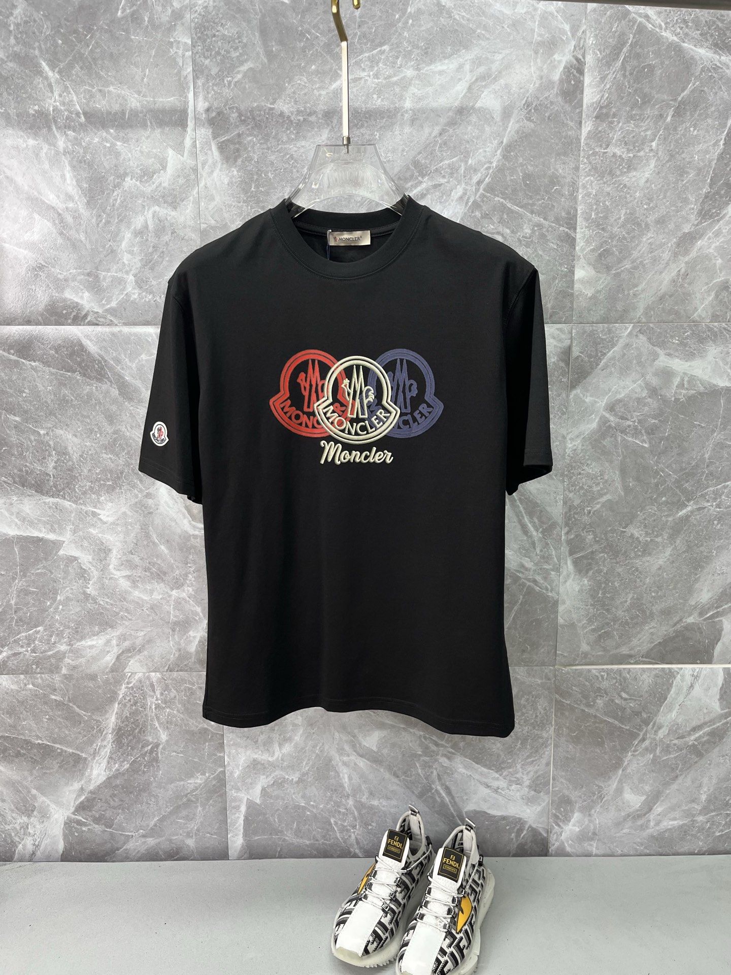 NO:855468,MONCLER's latest 2026ss spring and summer short-sleeved T-shirts are now available!  !  2026 new T-shirt, high-version special fabric, high weight pure cotton mercerized fabric, comfortable yet wide upper body, embroidery technology, digital printing, flocking technology, same style for men and women, loose version, fine workmanship, comfortable fabric upper body, super handsome upper body, same style for men and women, M-3XL, Moncler, T-shirt, tees, t-shirt,19860909MONCLER蒙口 2026ss春夏最新款短袖T恤出货啦！！ 2026新款T恤 高版本专用面料 高克重纯棉丝光面料 上身舒适不失挺阔 刺绣工艺、数字印花、植绒工艺,男女同款 宽松版型 做工走线精细 面料上身舒适 超帅上身 男女同款M-3XL,,Moncler,T-shirt,tees，t-shirt,,Men's clothing