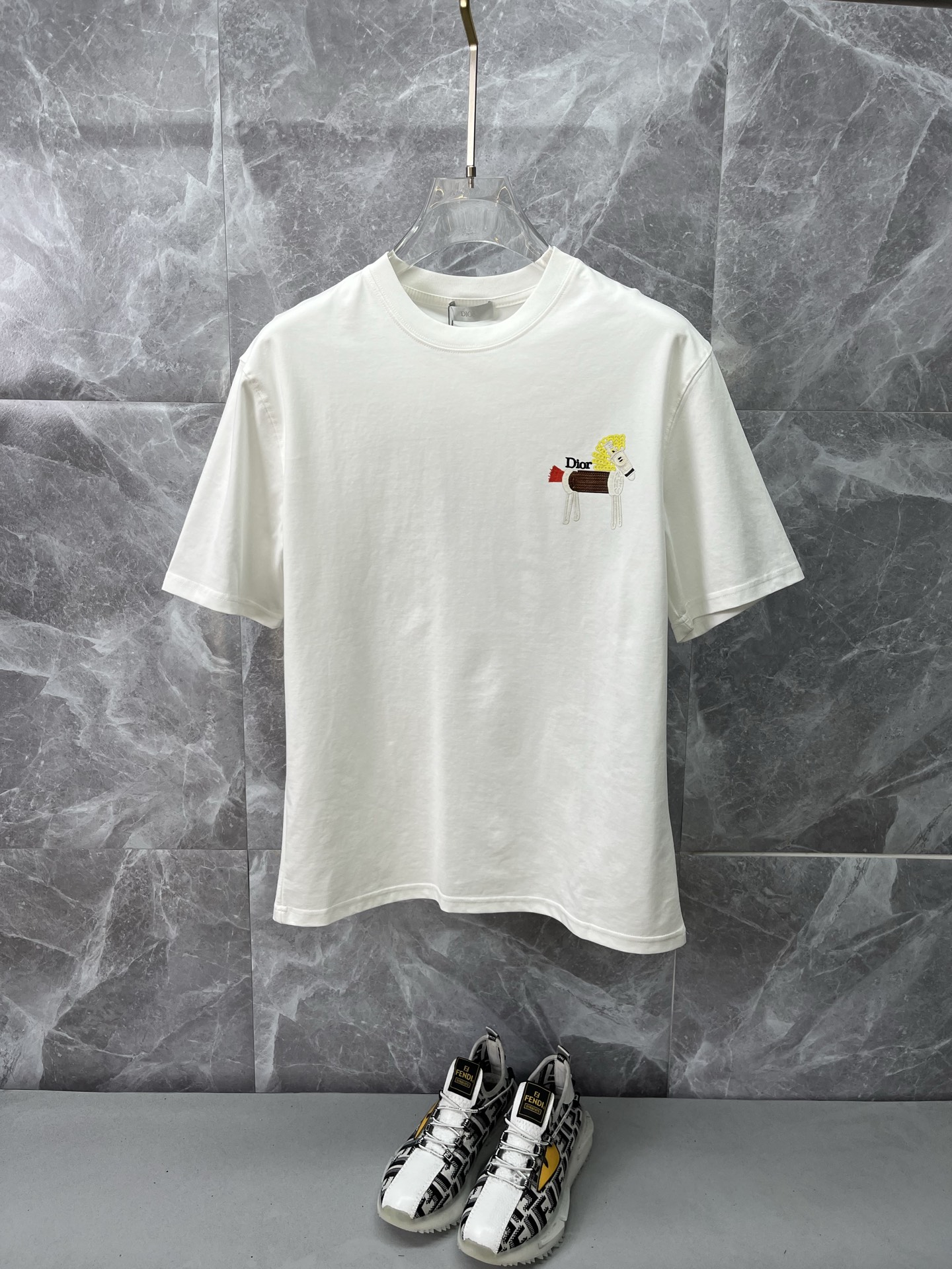 NO:855476,DIOR Dior's latest 2026ss spring and summer short-sleeved T-shirt is now available!  !  2026 new T-shirt, high-version special fabric, high weight pure cotton mercerized fabric, comfortable yet wide upper body, embroidery technology, digital printing, flocking technology, same style for men and women, loose version, fine workmanship, comfortable upper body, super handsome upper body, same style for men and women, M-3XL,, dior, dior, T-shirt, tees, t-shirt,19860909DIOR迪奥 2026ss春夏最新款短袖T恤出货啦！！ 2026新款T恤 高版本专用面料 高克重纯棉丝光面料 上身舒适不失挺阔 刺绣工艺、数字印花、植绒工艺,男女同款 宽松版型 做工走线精细 面料上身舒适 超帅上身 男女同款M-3XL,,dior,dior,T-shirt,tees，t-shirt,,Men's clothing