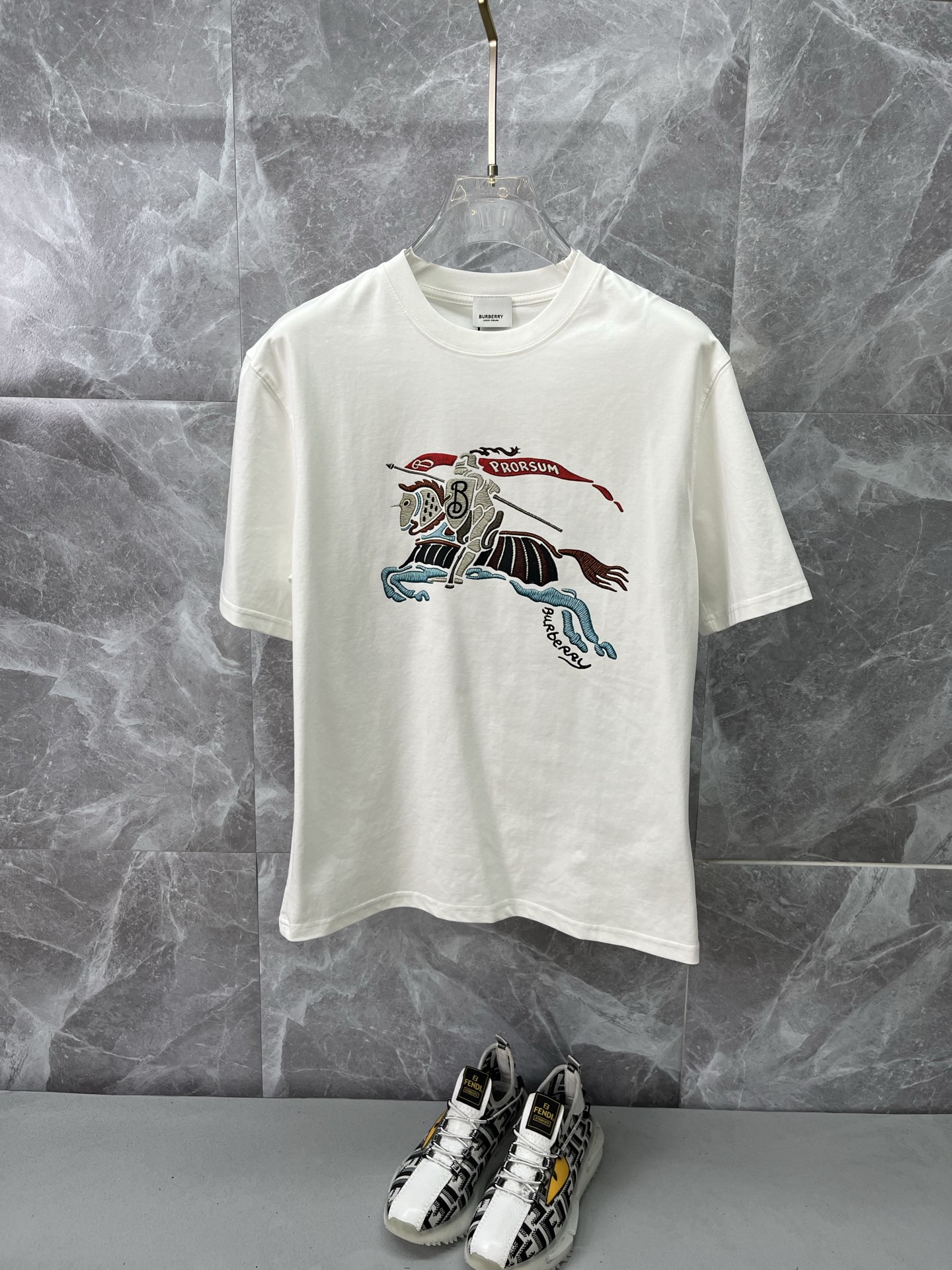 NO:855483,BURBERRY's latest 2026ss spring and summer short-sleeved T-shirts are now available!  !  2026 new T-shirt, high-version special fabric, high weight pure cotton mercerized fabric, comfortable yet wide upper body, embroidery technology, digital printing, flocking technology, same style for men and women, loose version, fine workmanship, comfortable upper body, super handsome upper body, same style for men and women, M-3XL,, burberry, burberry, T-shirt, tees, t-shirt,19860909BURBERRY巴宝莉 2026ss春夏最新款短袖T恤出货啦！！ 2026新款T恤 高版本专用面料 高克重纯棉丝光面料 上身舒适不失挺阔 刺绣工艺、数字印花、植绒工艺,男女同款 宽松版型 做工走线精细 面料上身舒适 超帅上身 男女同款M-3XL,,burberry,burberry,T-shirt,tees，t-shirt,,Men's clothing