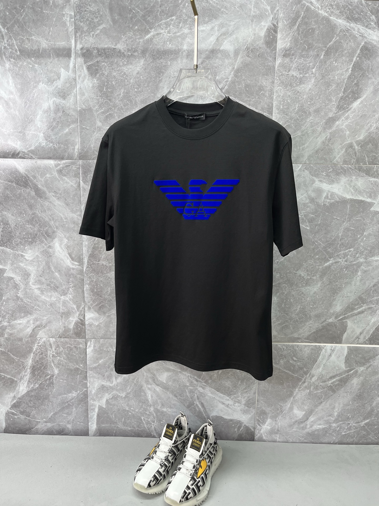 NO:855491,ARMANI Armani's latest 2026ss spring and summer short-sleeved T-shirt is now available!  !  2026 new T-shirt, high-version special fabric, high weight pure cotton mercerized fabric, comfortable yet wide upper body, embroidery technology, digital printing, flocking technology, same style for men and women, loose version, fine workmanship, comfortable upper body, super handsome upper body, same style for men and women, M-3XL, armani, armani, T-shirt, tees, t-shirt,19860909ARMANI阿玛尼 2026ss春夏最新款短袖T恤出货啦！！ 2026新款T恤 高版本专用面料 高克重纯棉丝光面料 上身舒适不失挺阔 刺绣工艺、数字印花、植绒工艺,男女同款 宽松版型 做工走线精细 面料上身舒适 超帅上身 男女同款M-3XL,,armani,armani,T-shirt,tees，t-shirt,,Men's clothing