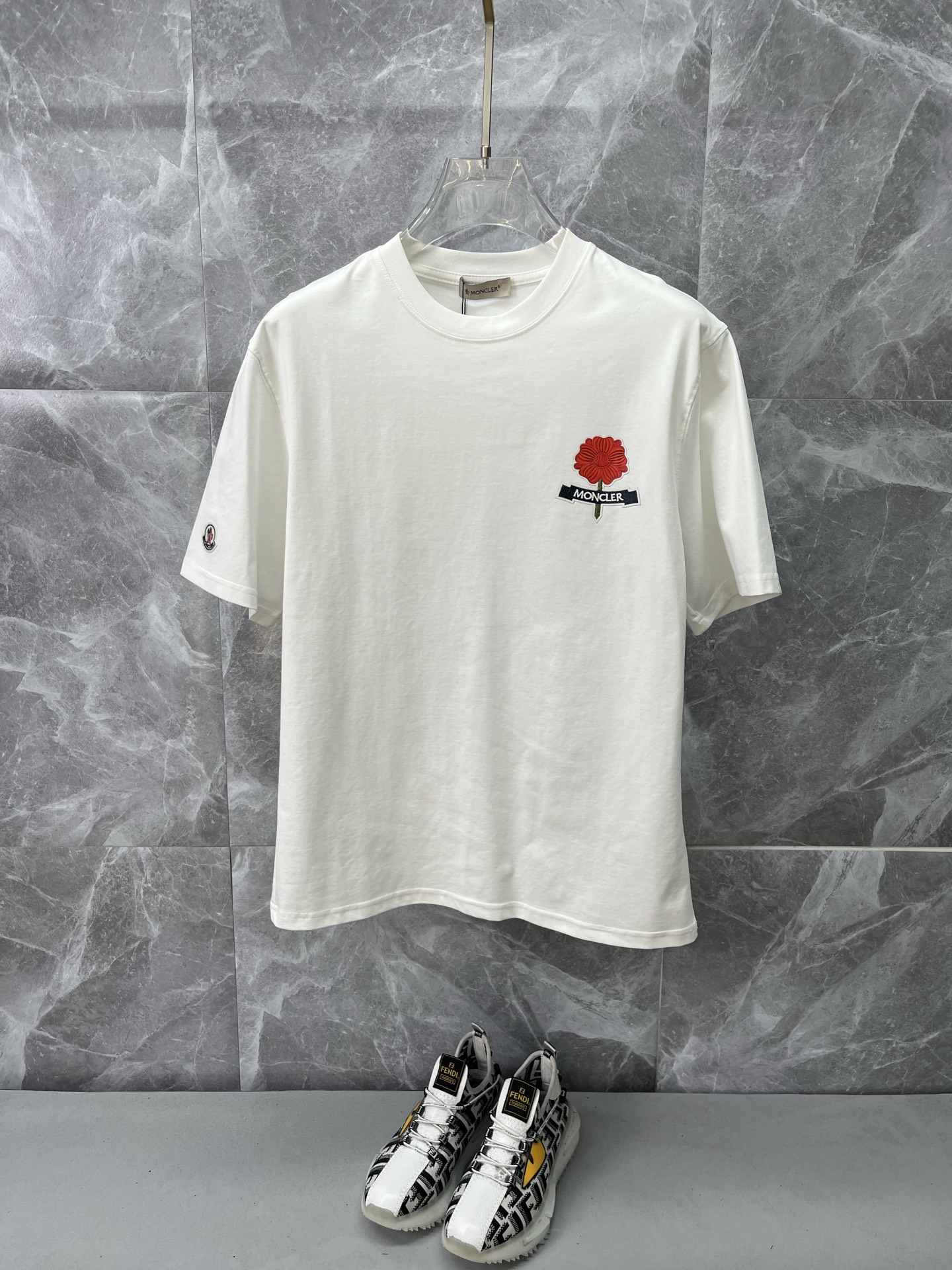 NO:855499,MONCLER's latest 2026ss spring and summer short-sleeved T-shirts are now available!  !  2026 new T-shirt, high-version special fabric, high weight pure cotton mercerized fabric, comfortable yet wide upper body, embroidery technology, digital printing, flocking technology, same style for men and women, loose version, fine workmanship, comfortable fabric upper body, super handsome upper body, same style for men and women, M-3XL, Moncler, T-shirt, tees, t-shirt,19860909MONCLER蒙口 2026ss春夏最新款短袖T恤出货啦！！ 2026新款T恤 高版本专用面料 高克重纯棉丝光面料 上身舒适不失挺阔 刺绣工艺、数字印花、植绒工艺,男女同款 宽松版型 做工走线精细 面料上身舒适 超帅上身 男女同款M-3XL,,Moncler,T-shirt,tees，t-shirt,,Men's clothing