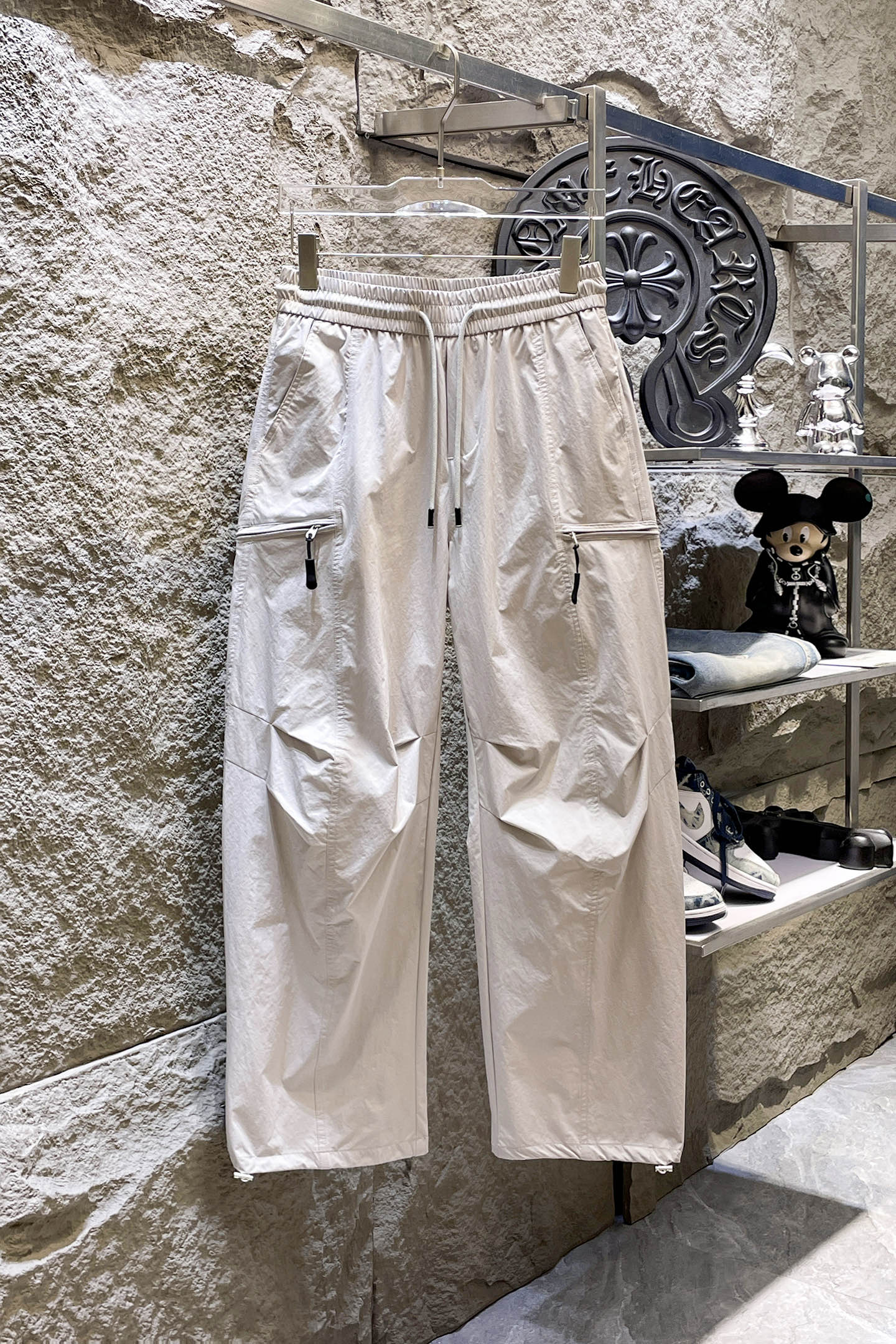 NO:864176,BURBERRY 26ss summer new men's casual workwear casual pants, American retro [three standards complete] advanced custom-made summer-specific technical breathable fabrics with high breathability and comfort, impeccable details, customized development of accessories, what you see is what you get, reflecting high quality. It feels delicate and soft!  Three-dimensional cutting, simple and fashionable, and the upper body shape is awesome!  Size M-3XL (shipped next day),,burberry,burberry,19860909BURBERRY巴宝莉 26ss夏季新款男士休闲工装休闲裤长裤 美式复古【三标齐全】高级定制夏季专用科技透气面料 透气舒适度高,细节无可挑剔,辅料定制开发,所见即所得,体现高品质.手感细腻柔软！立体裁剪,简单时尚,上身版型超赞！码数M-3XL（隔天出货）,,burberry,burberry,,Men's clothing